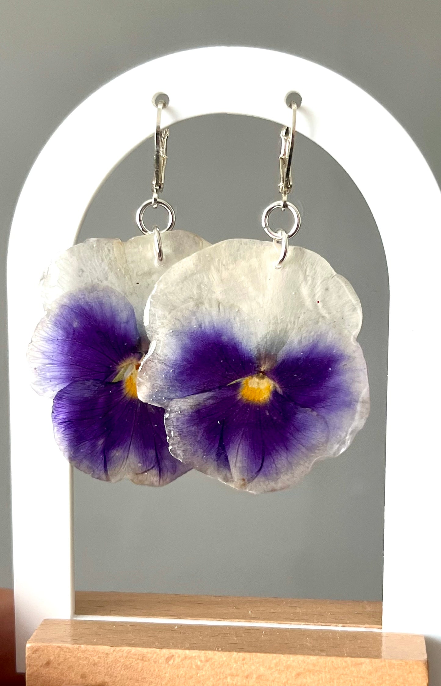 Boucles d’oreilles fleurs grandes pensées violet & blanc