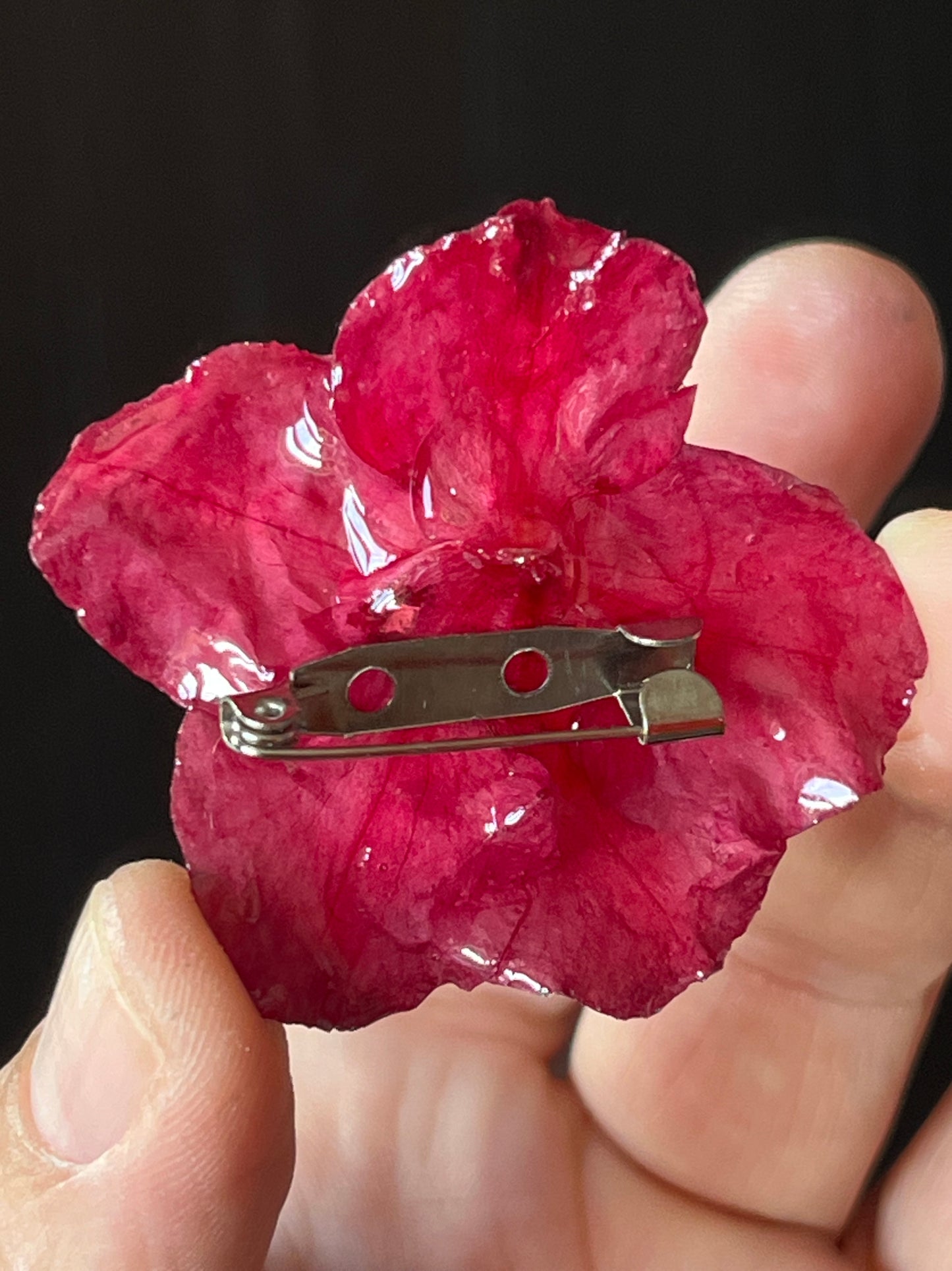 Broche « Azalée Éternelle » – Fleur naturelle préservée
