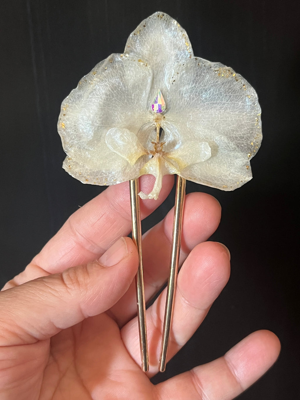 Épingle à cheveux Orchidée blanche naturelle – Résine & éclat doré