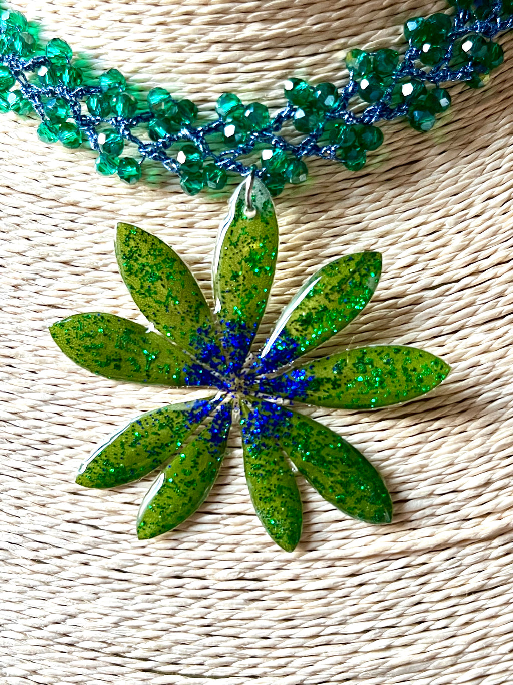 Collier Éclat de Lupin – Feuille de lupin & crochet perlé