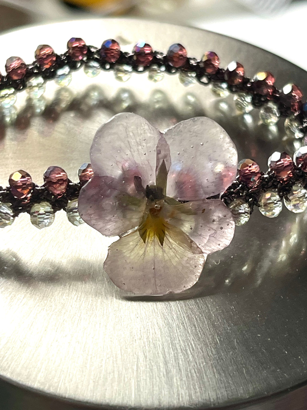 Bracelet artisanal au crochet avec pensée naturelle et perles de verre