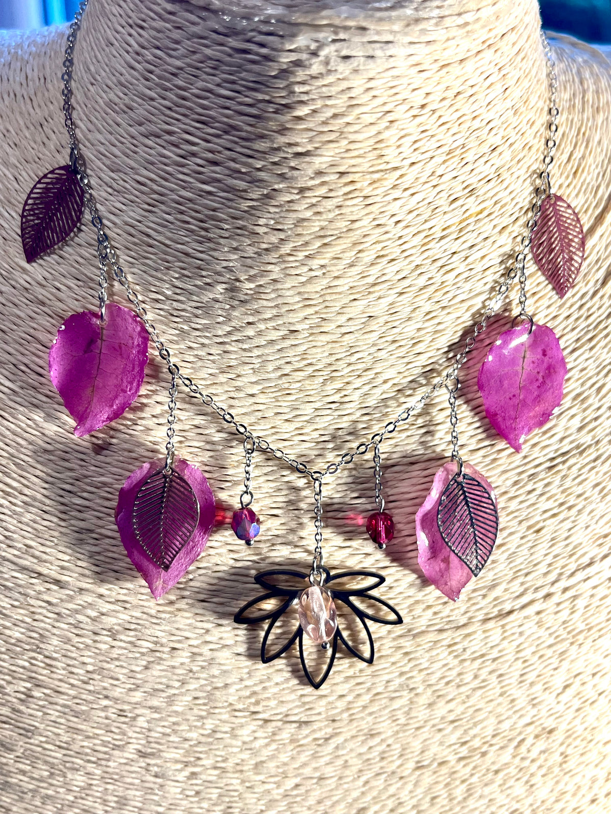 Collier en bougainvillier naturel rose | Bijou artisanal