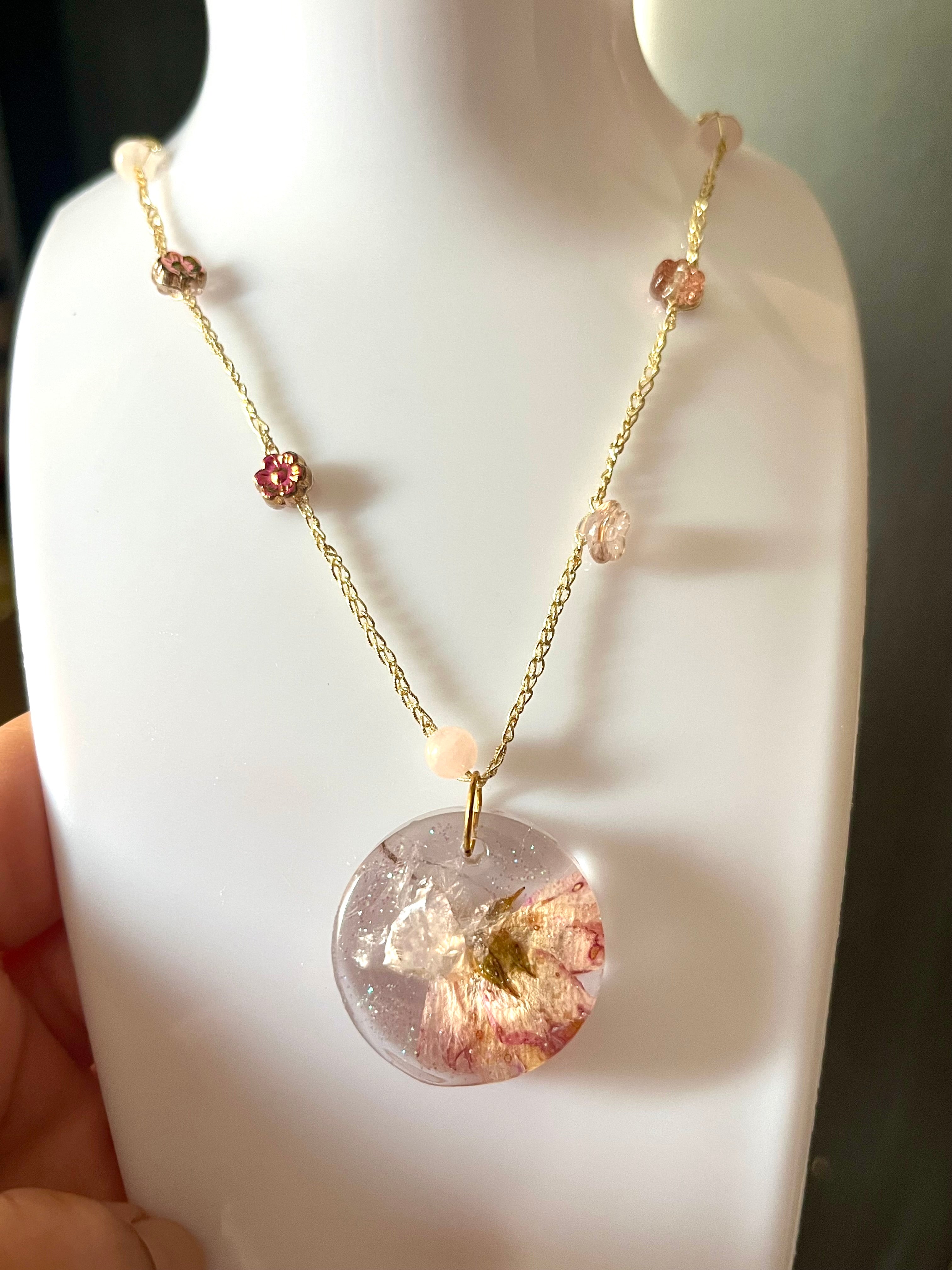 Collier Bien-Être Rose & Quartz Rose – Fleur naturelle & Pierre naturelle