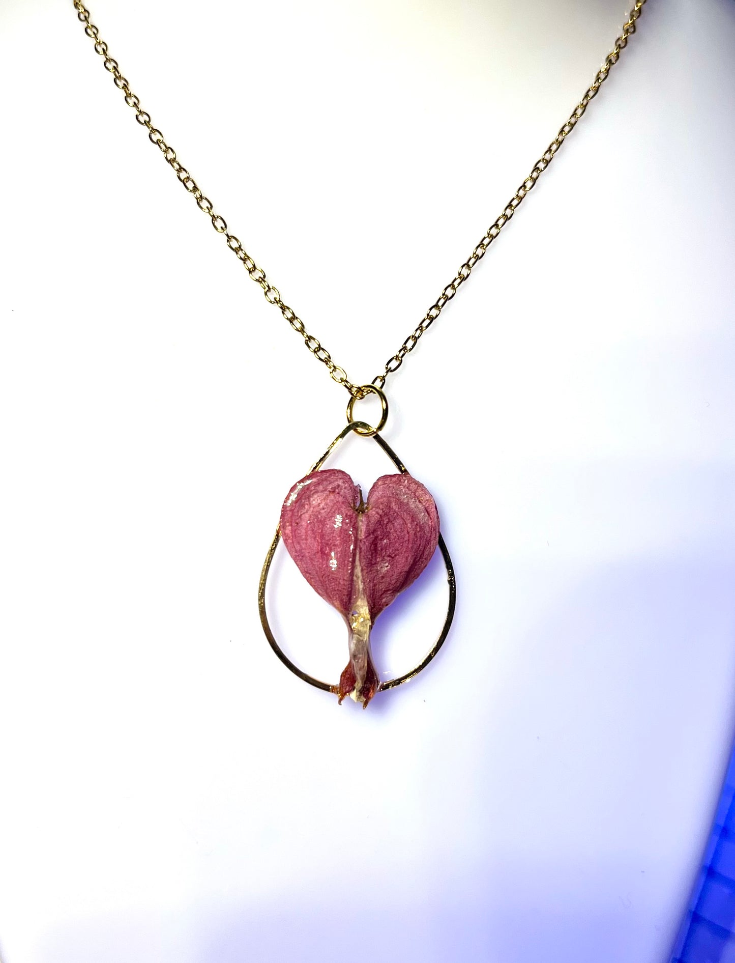 Collier fleur de Cœur de Marie larme dorée