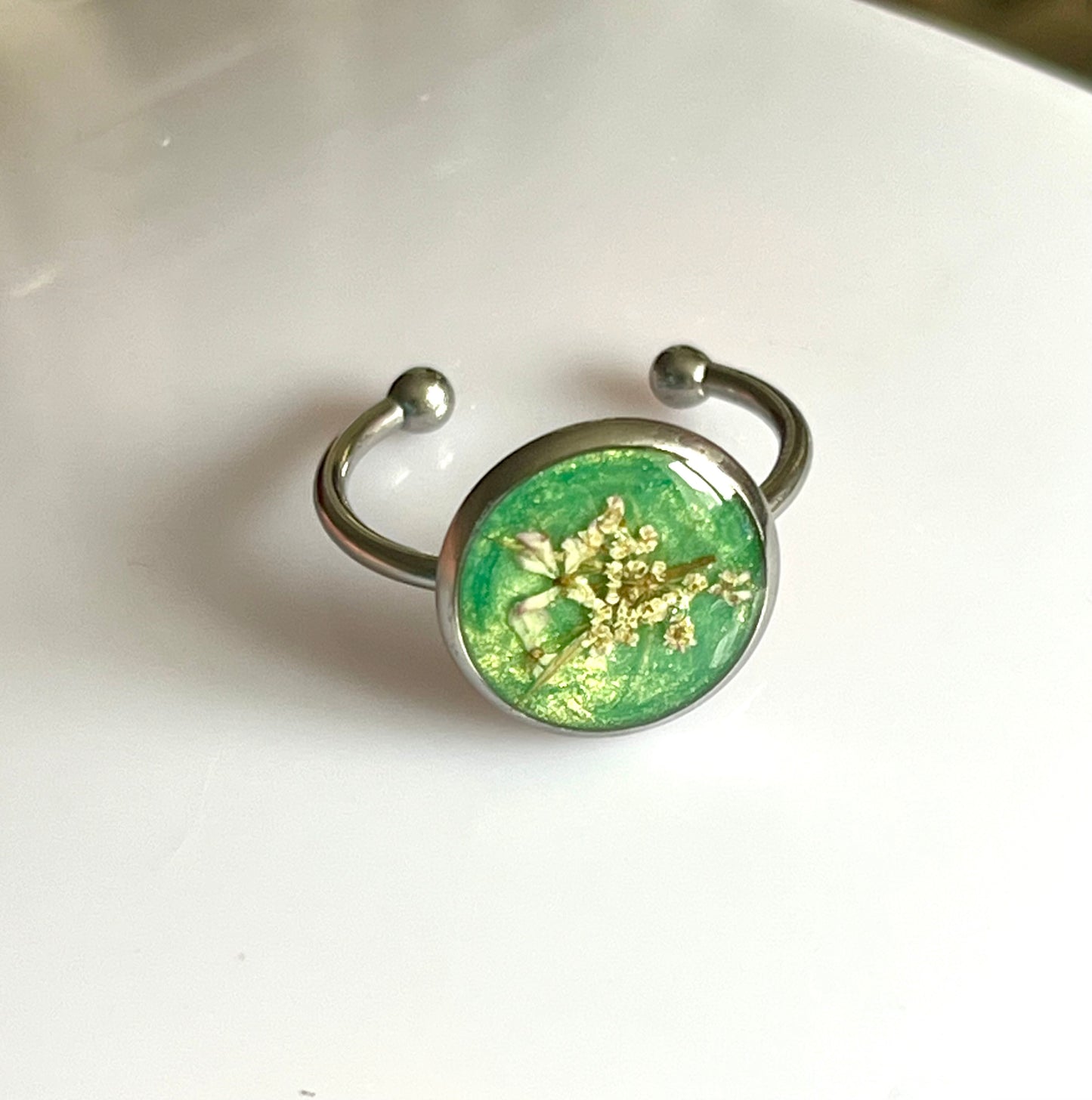 Bagues fleurs de carotte sauvage vert irisé