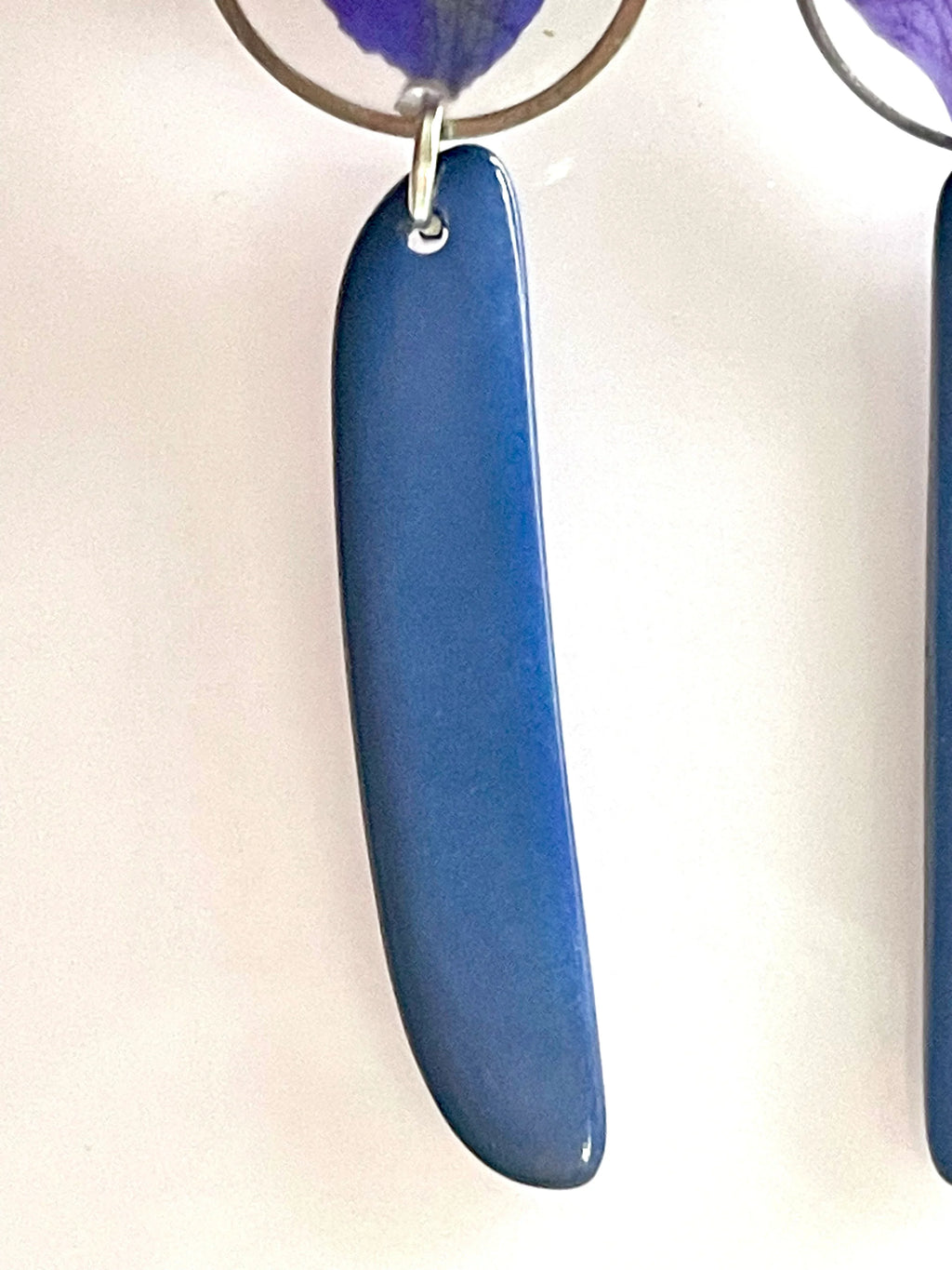 Boucles d’oreilles ivoire végétal bleu et pétale de pied d’alouette - Aux fleurs de Chloé Boucles d’oreilles ivoire végétal bleu et pétale de pied d’alouette Boucles d’oreilles Boucles d’oreilles