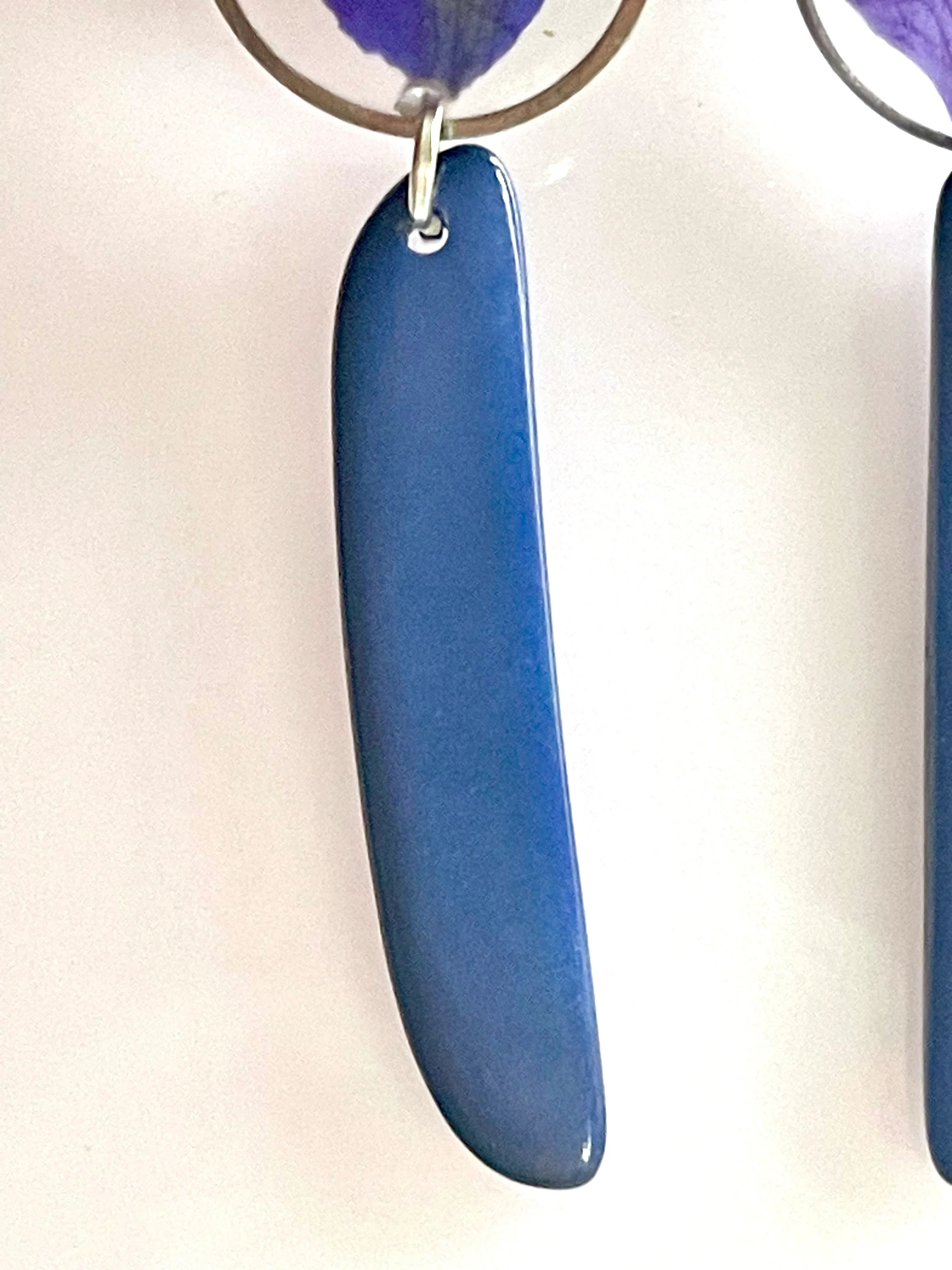 Boucles d’oreilles ivoire végétal bleu et pétale de pied d’alouette - Aux fleurs de Chloé Boucles d’oreilles ivoire végétal bleu et pétale de pied d’alouette Boucles d’oreilles Boucles d’oreilles