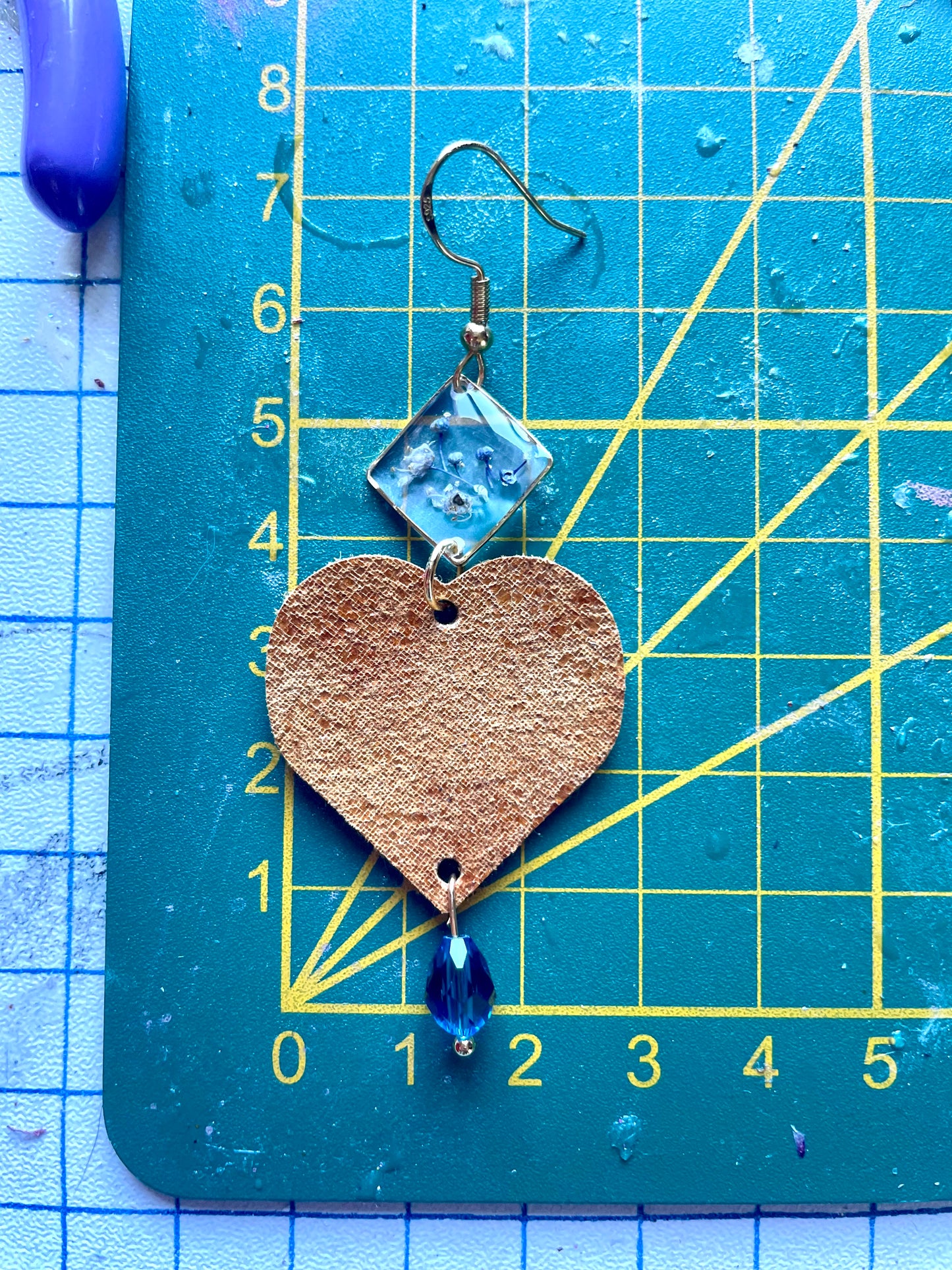 Boucles d’oreilles Fleurs bleues & cuir & perles de verre