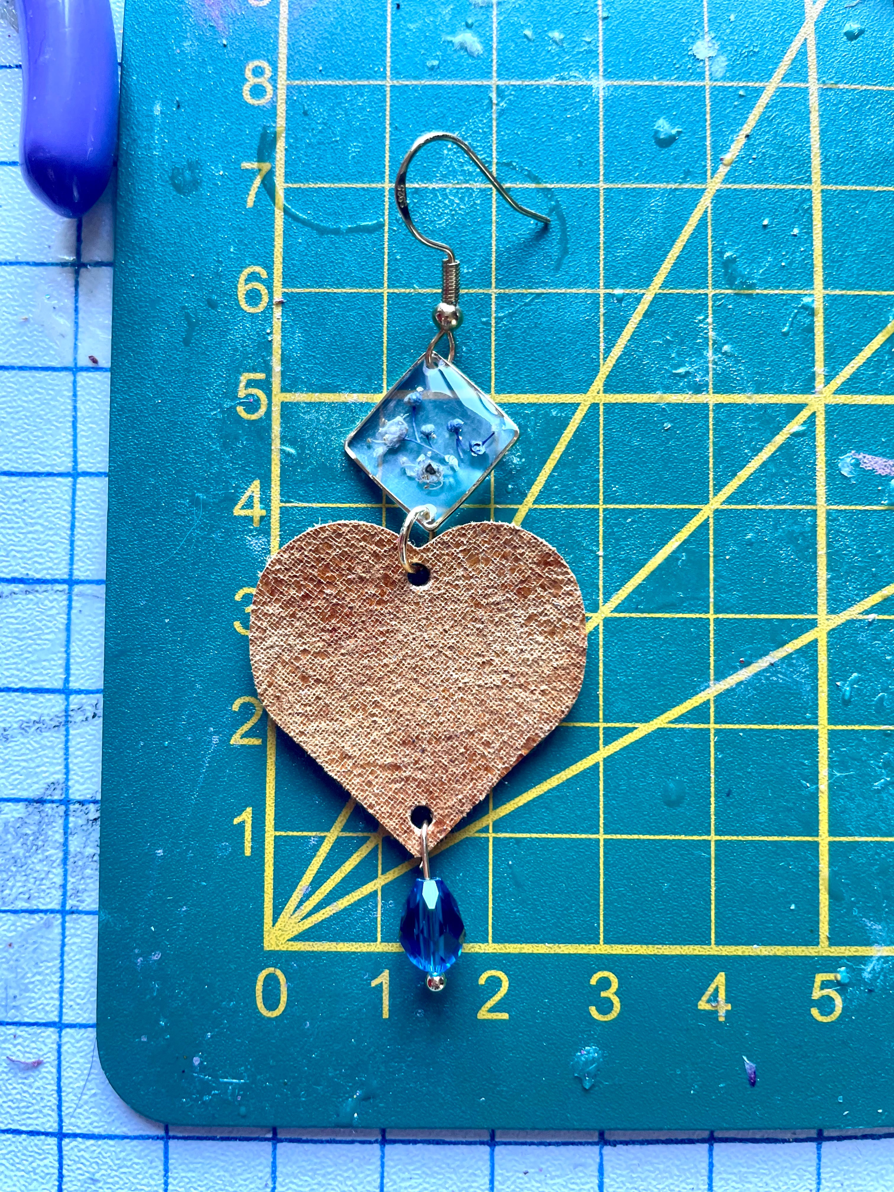 Boucles d’oreilles Fleurs bleues & cuir & perles de verre - Aux fleurs de Chloé Boucles d’oreilles Fleurs bleues & cuir & perles de verre Boucles d’oreilles Boucles d’oreilles