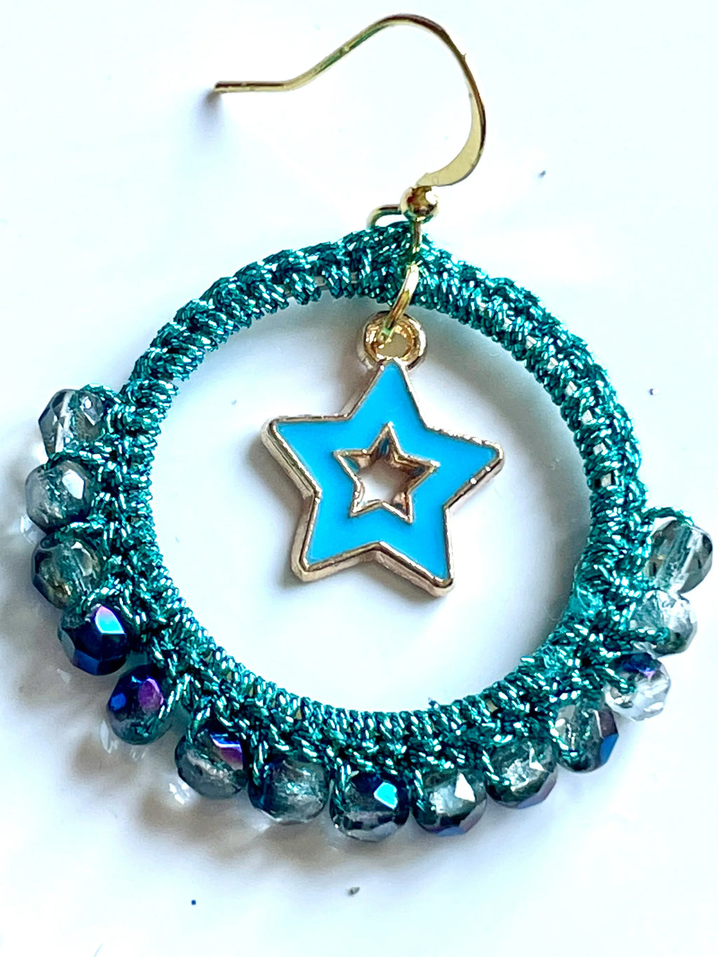 Boucles d’oreilles perles de verre bleu Montana et charm’s bleus - Aux fleurs de Chloé Boucles d’oreilles perles de verre bleu Montana et charm’s bleus Boucles d’oreilles Boucles d’oreilles