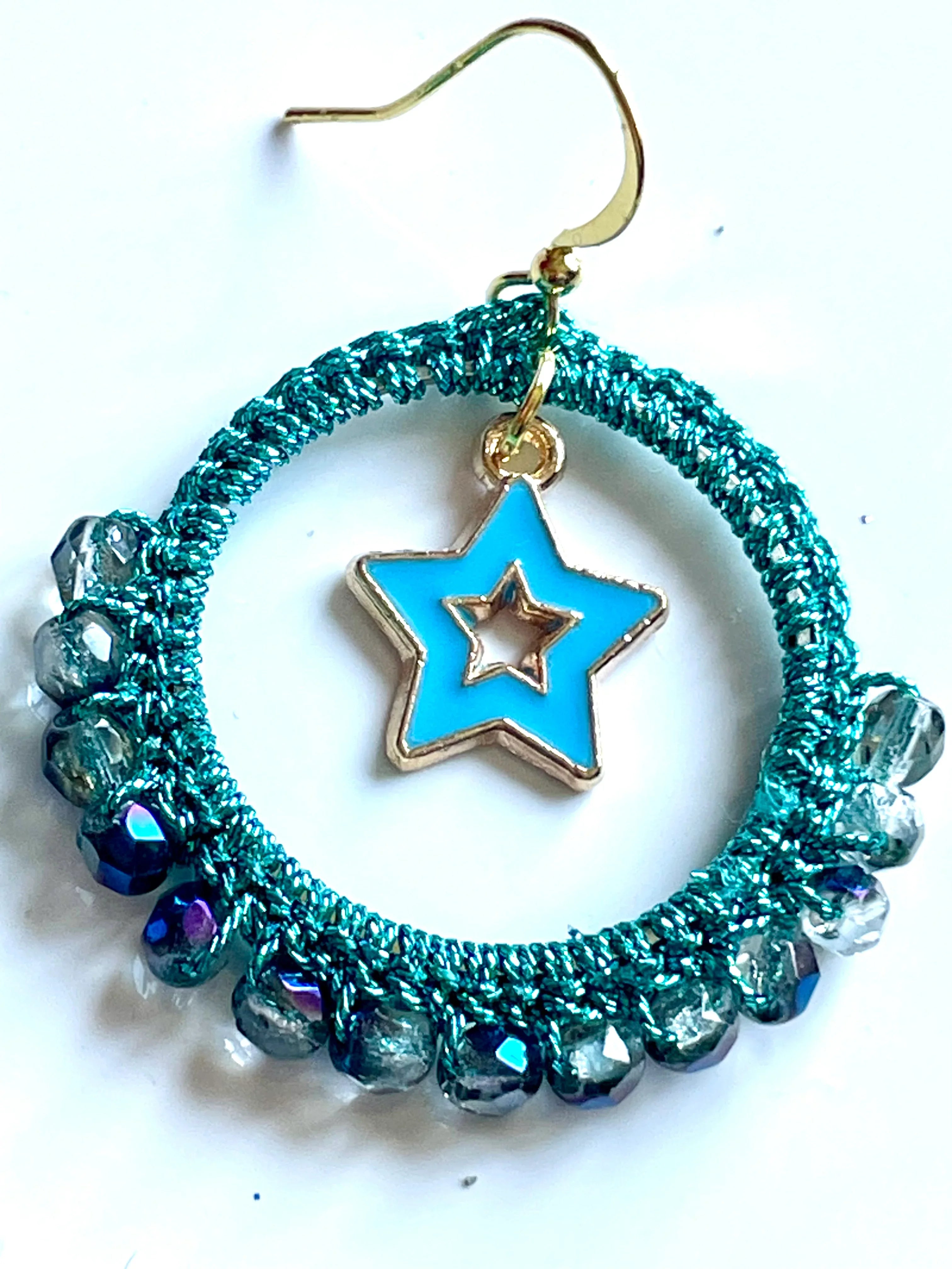 Boucles d’oreilles perles de verre bleu Montana et charm’s bleus - Aux fleurs de Chloé Boucles d’oreilles perles de verre bleu Montana et charm’s bleus Boucles d’oreilles Boucles d’oreilles