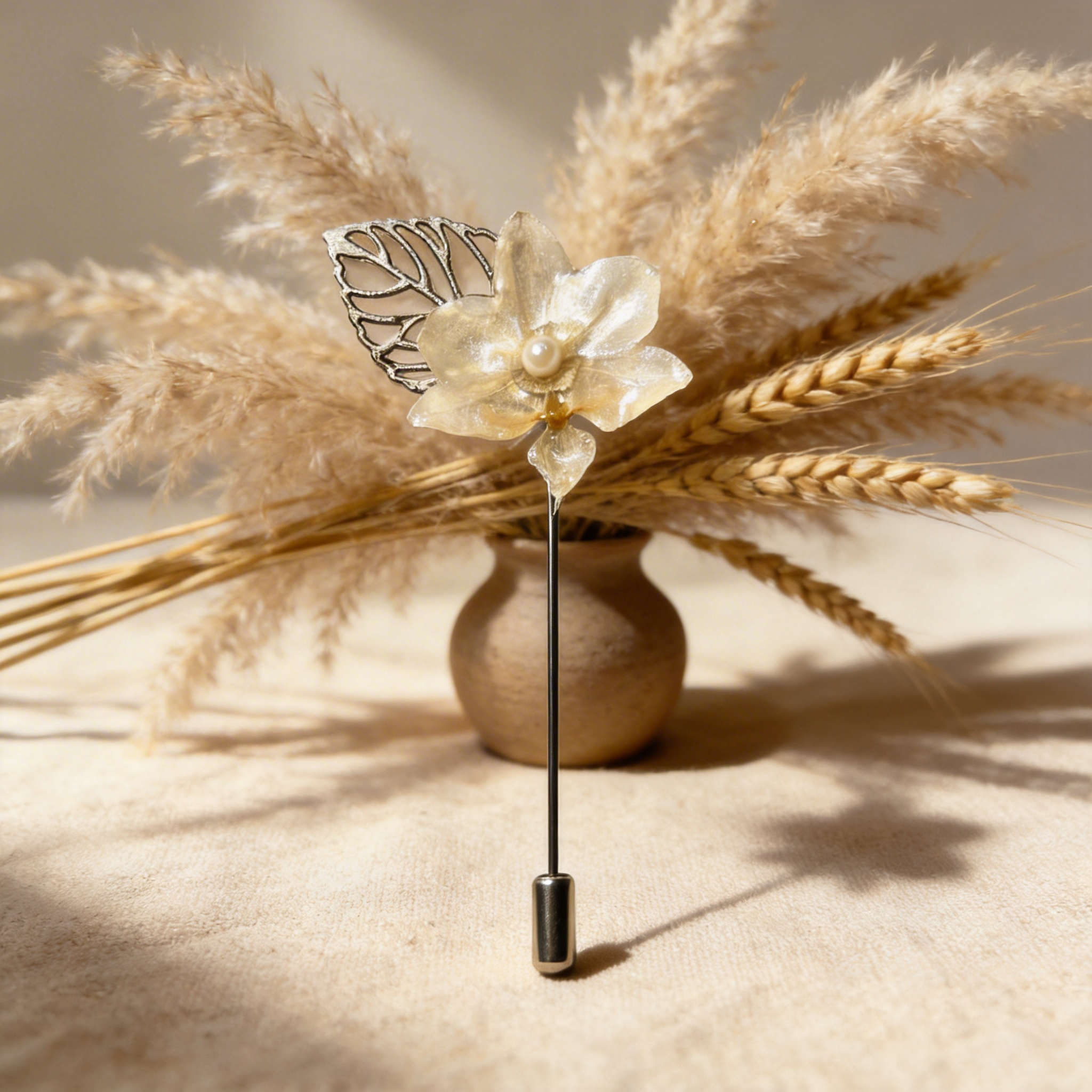 Épingle broche argentée mini orchidée blanche
