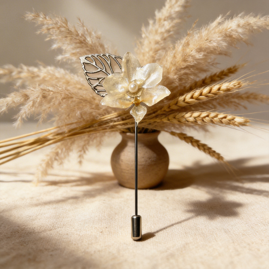 Épingle broche argentée mini orchidée blanche
