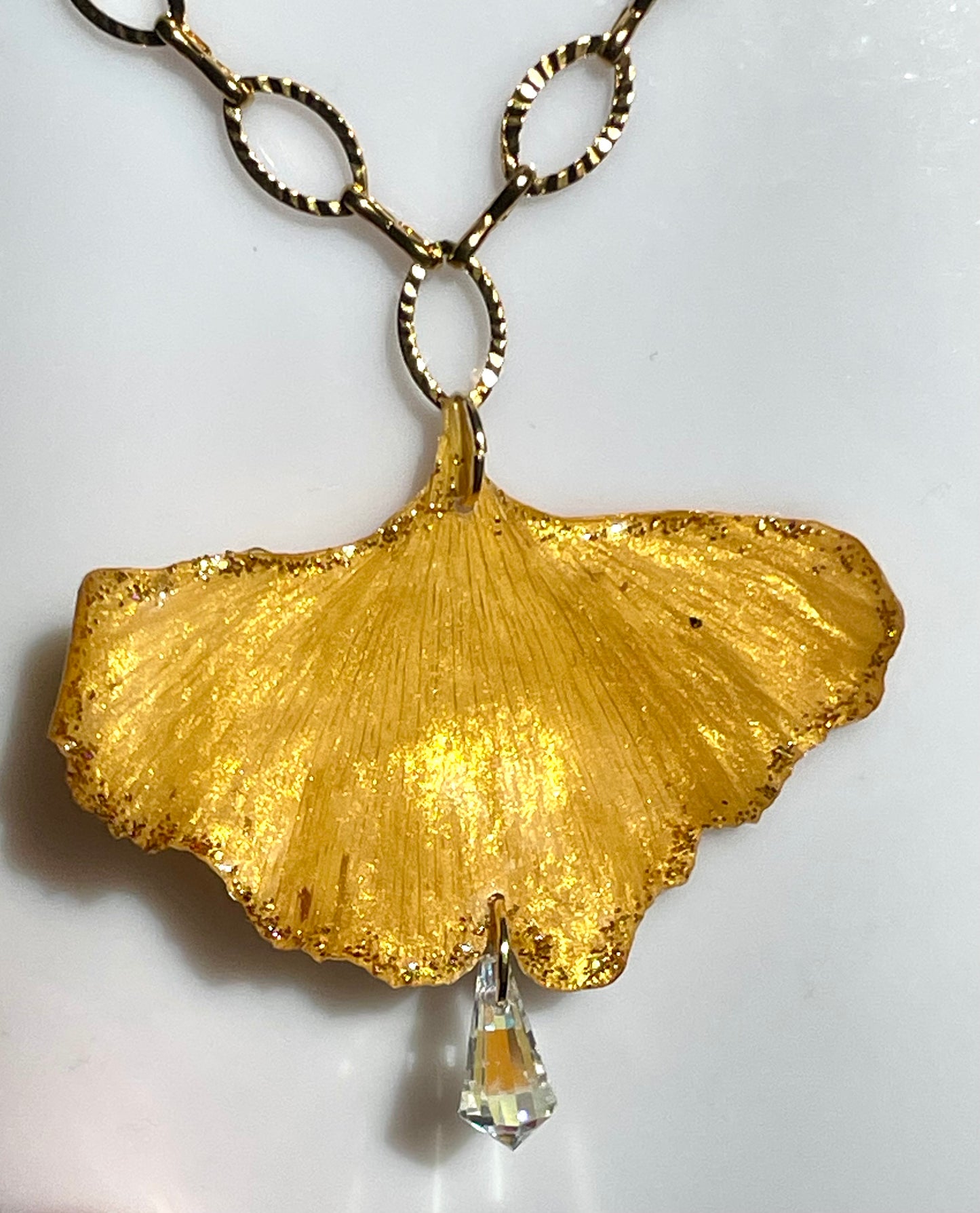 Collier feuille de Ginkgo & goutte Swarovski - Aux fleurs de Chloé Collier feuille de Ginkgo & goutte Swarovski Collier Collier