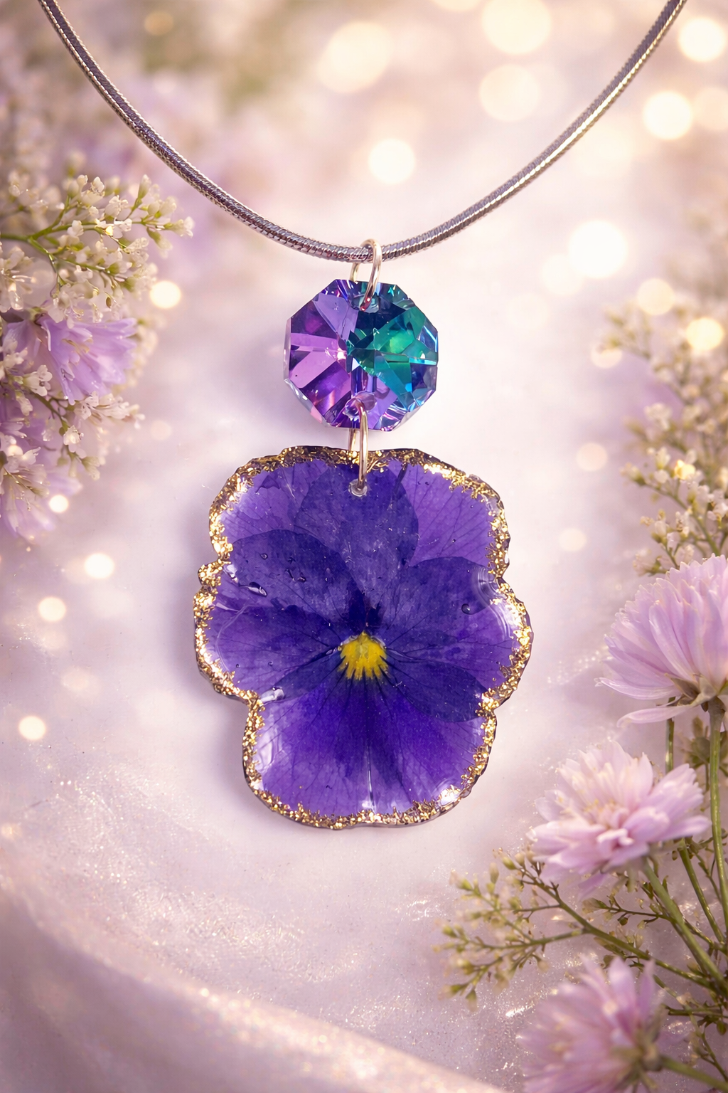 🌸 Collier Fleur Élégance – Pensée Violette & Cristal Irisé