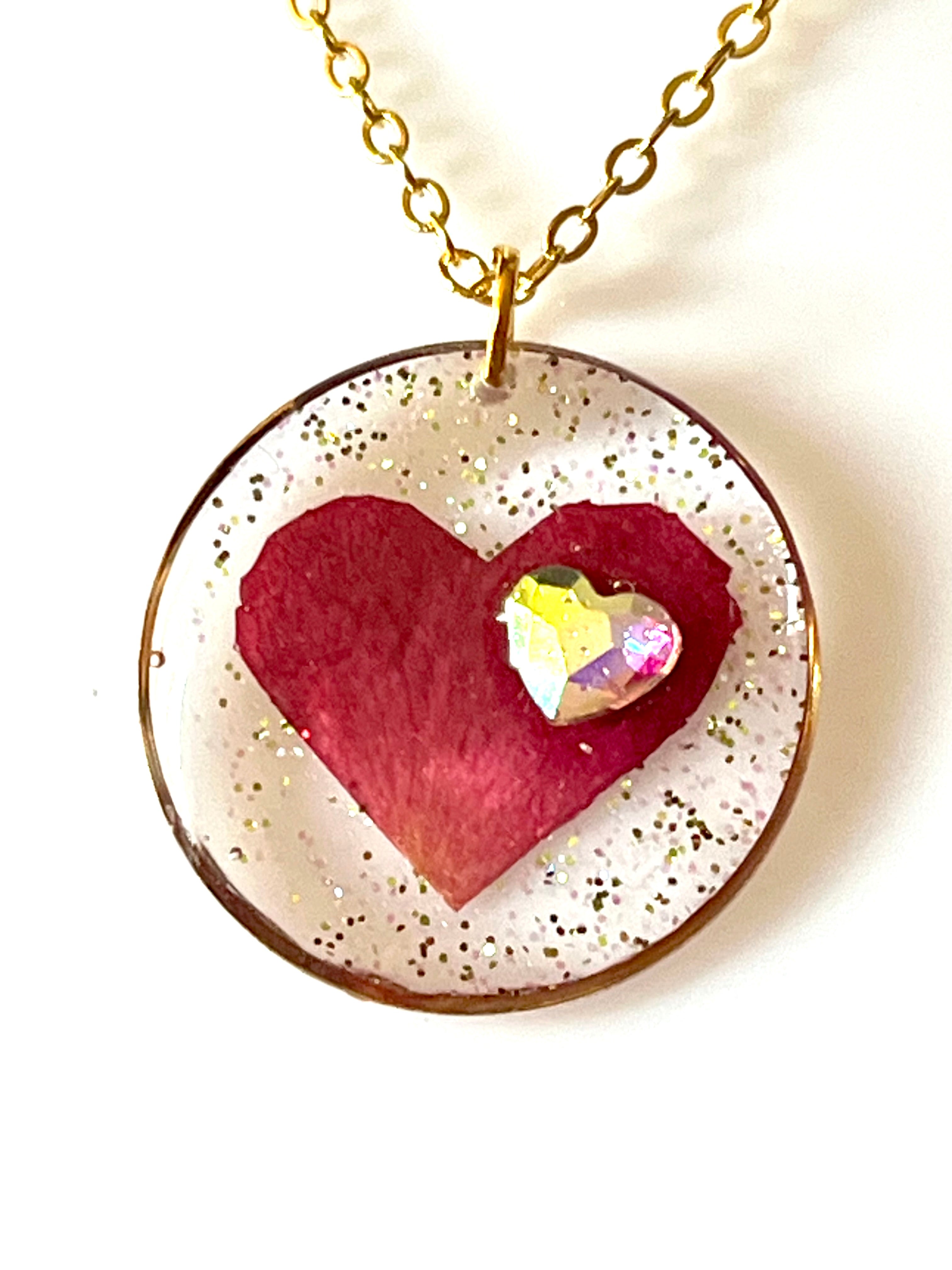 Collier Cœur en pétale de Camélia naturel – Résine & Cristal scintillant