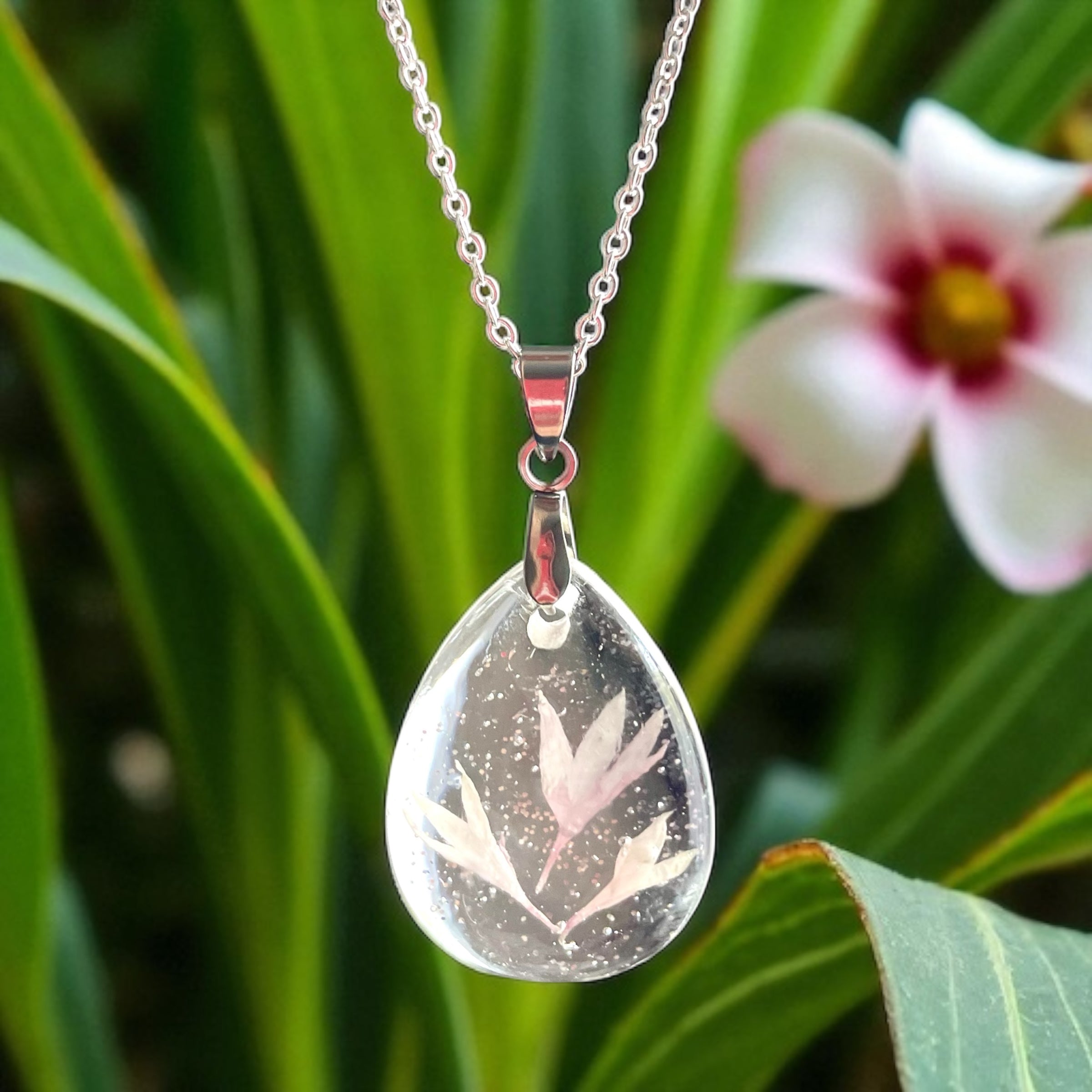 Pendentif Pétales Centaurée & paillettes - Aux fleurs de Chloé Pendentif Pétales Centaurée & paillettes Collier Collier