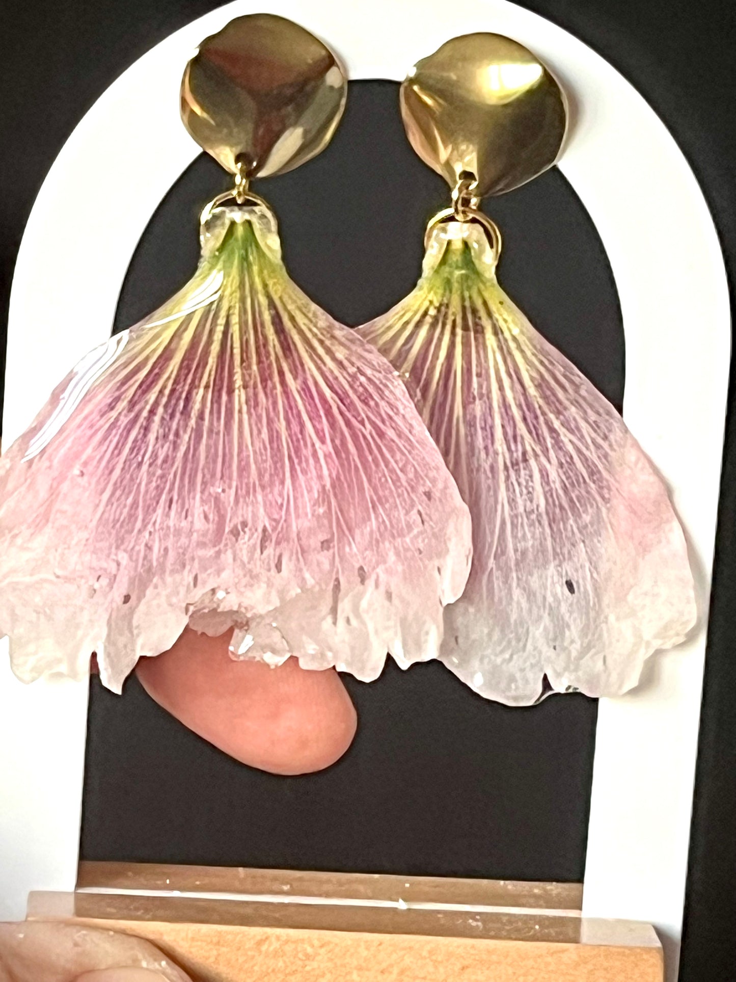 🌸 Boucles d’oreilles en véritables pétales – Modèle Rose trémière