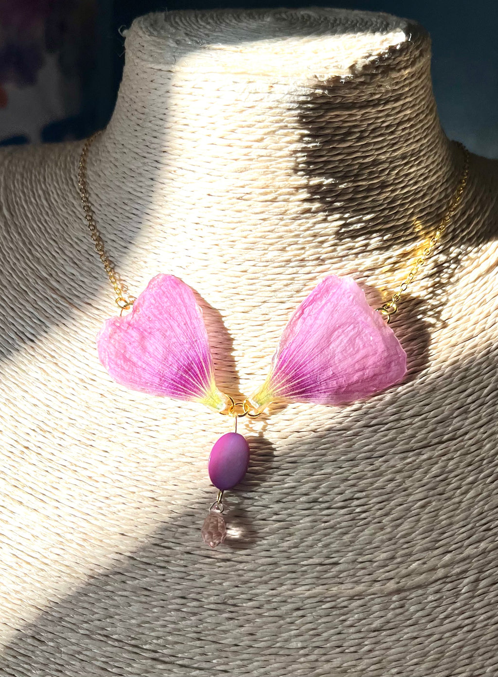 Collier Ailes de Fée – Rose Trémière & Cristal Preciosa