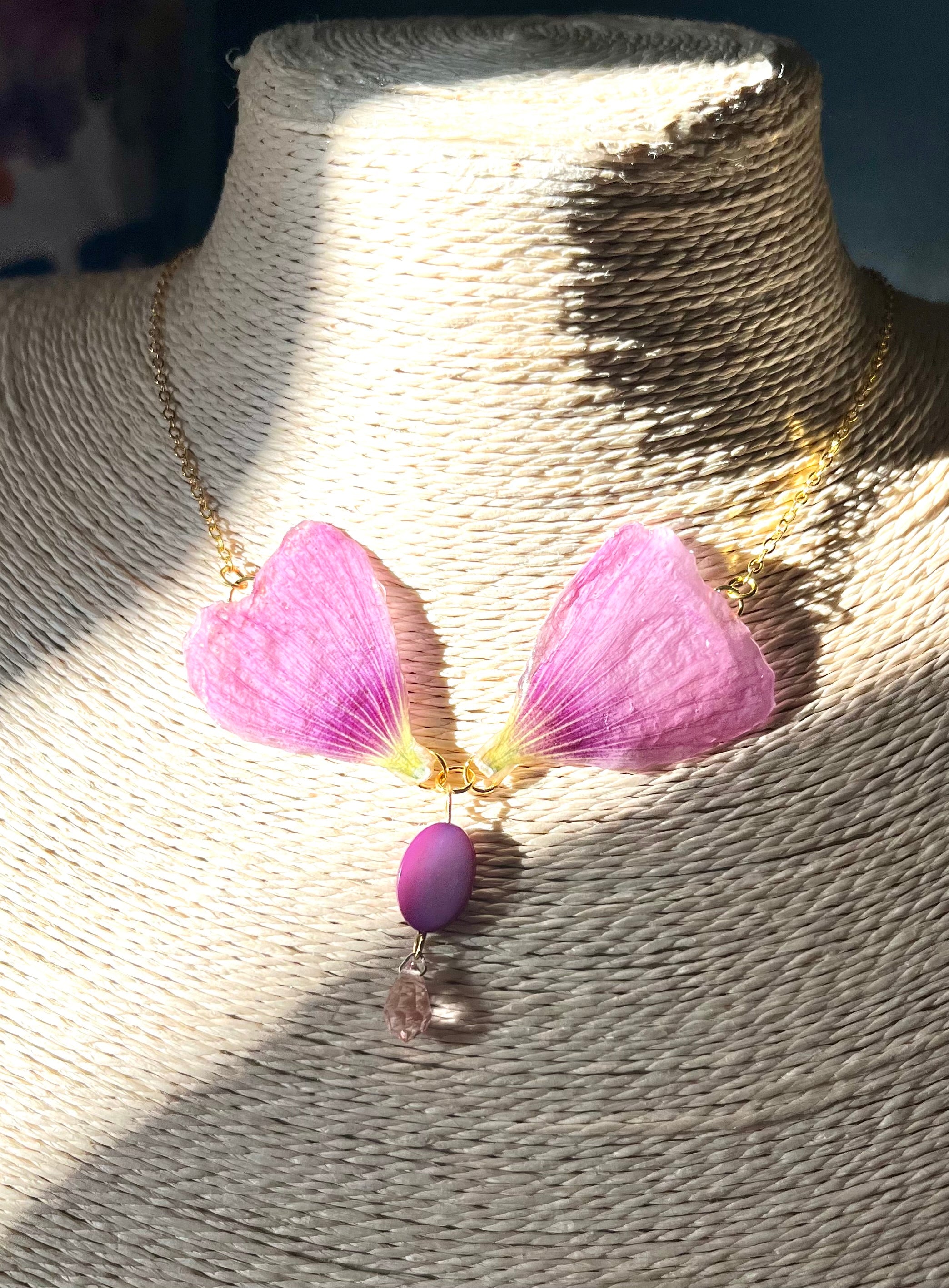 Collier Ailes de Fée – Rose Trémière & Cristal Preciosa
