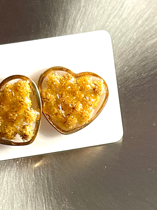 Boucles d’oreilles puces cœurs de mimosa