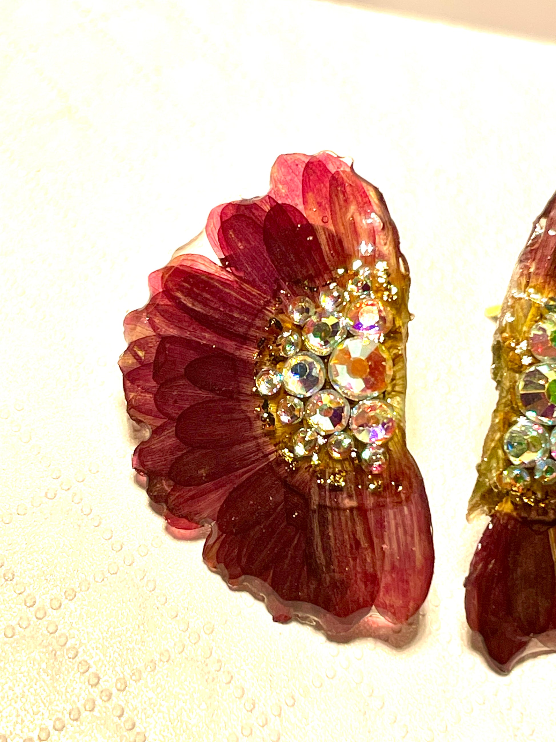 Boucles d’oreilles Chrysanthème & strass «plumes » - Aux fleurs de Chloé Boucles d’oreilles Chrysanthème & strass «plumes » Boucles d’oreilles Boucles d’oreilles