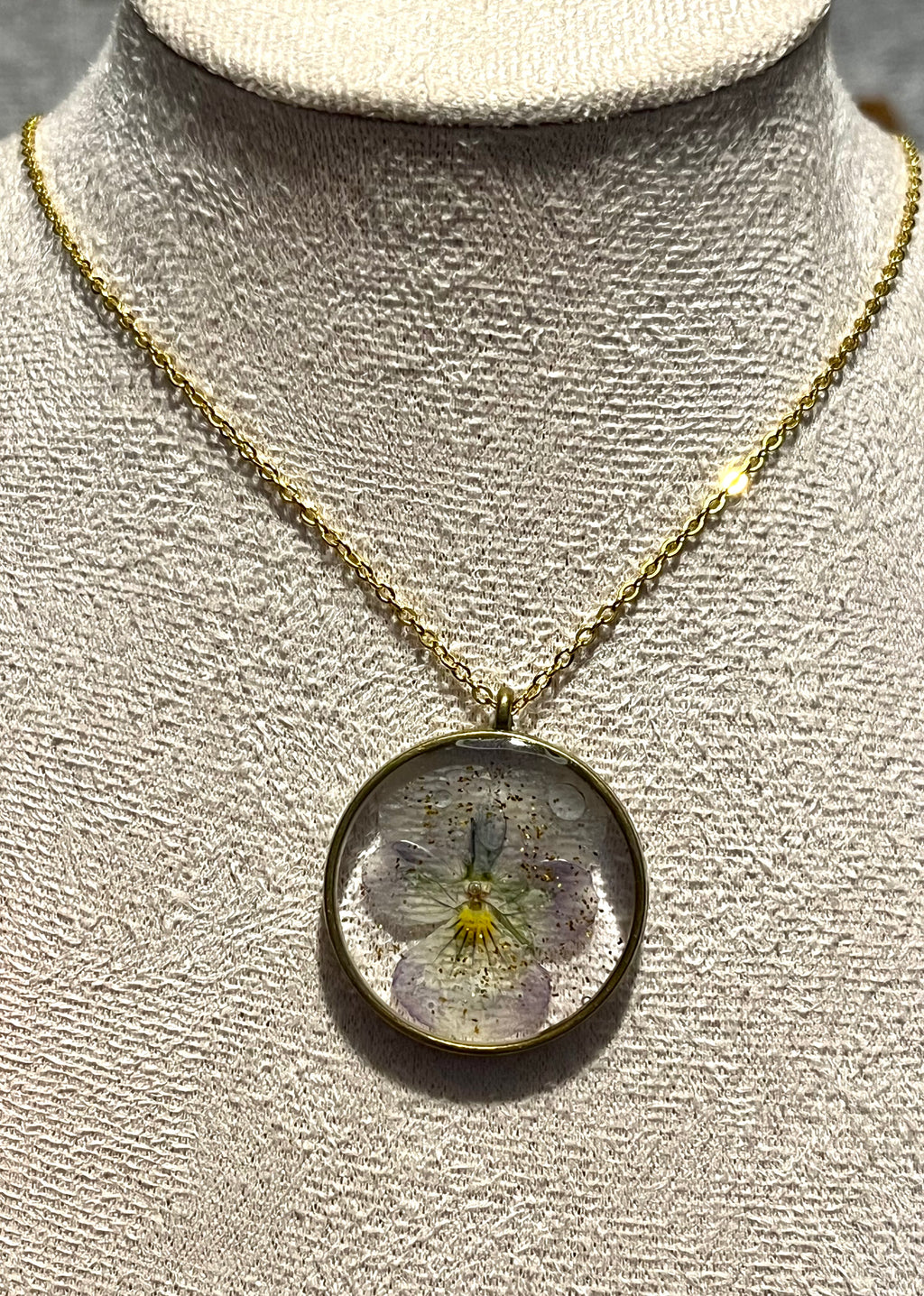 Collier Pensée naturelle – Fleur véritable séchée – Pendentif rond doré fait main