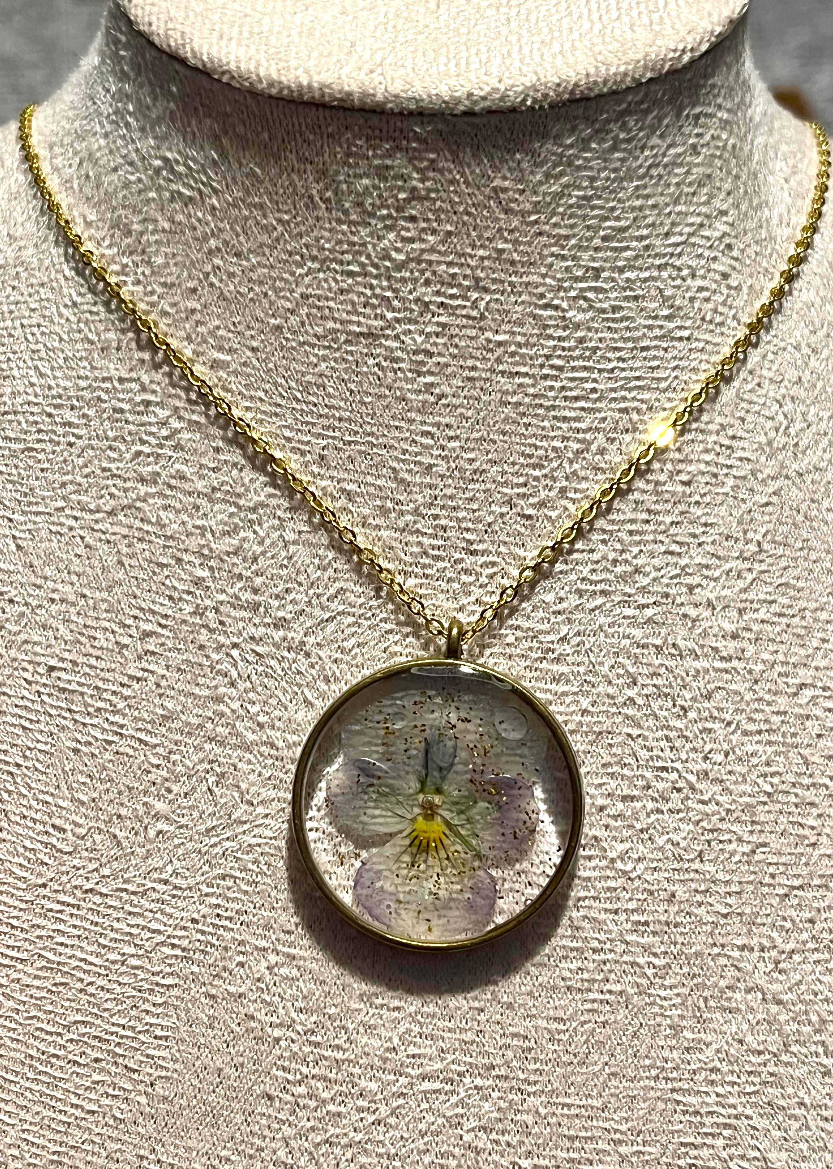 Collier Pensée naturelle – Fleur véritable séchée – Pendentif rond doré fait main