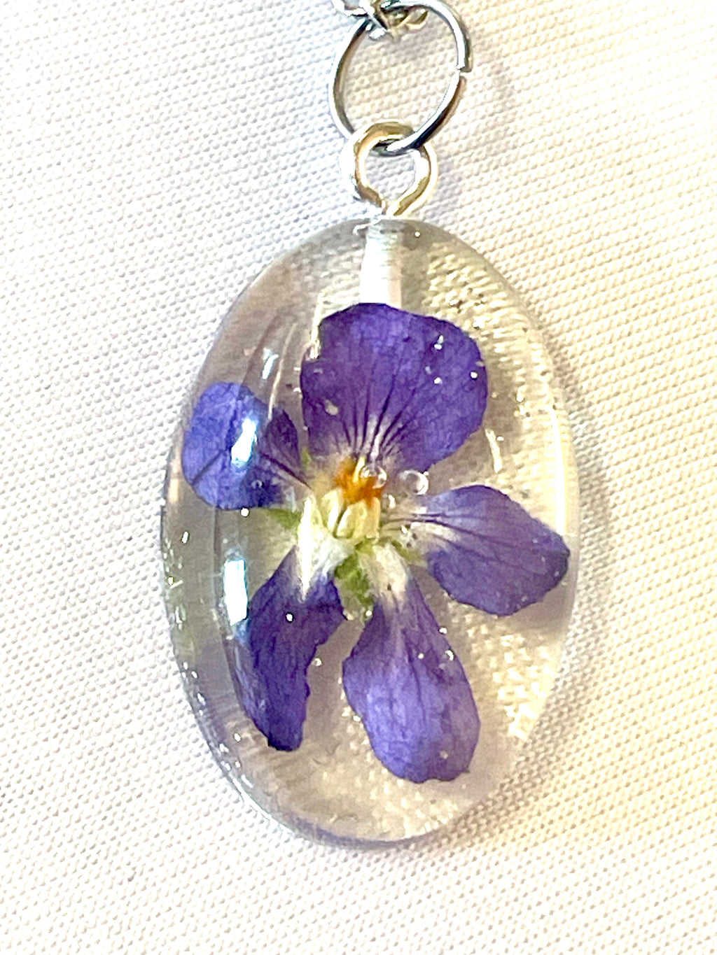 Pendentif ovale argenté fleur de Violette - Aux fleurs de Chloé Pendentif ovale argenté fleur de Violette Pendentif Pendentif