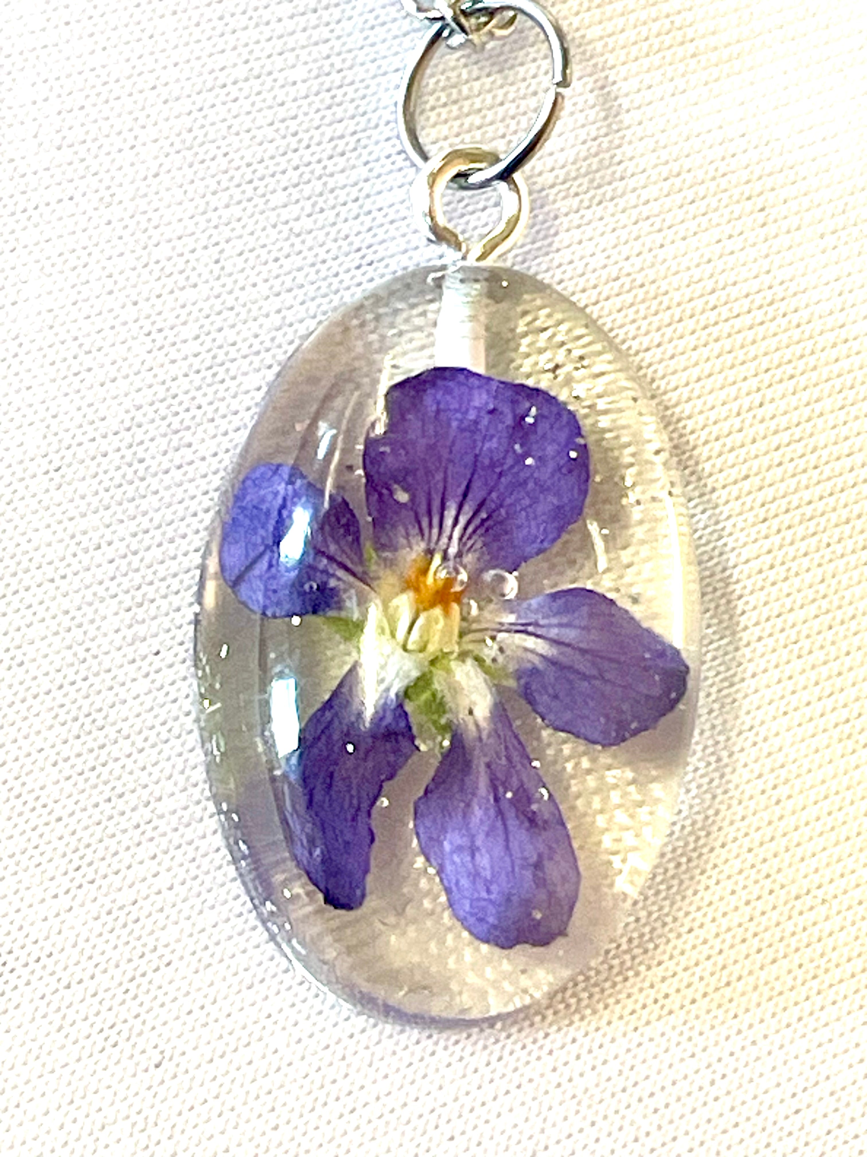Pendentif ovale argenté fleur de Violette - Aux fleurs de Chloé Pendentif ovale argenté fleur de Violette Pendentif Pendentif