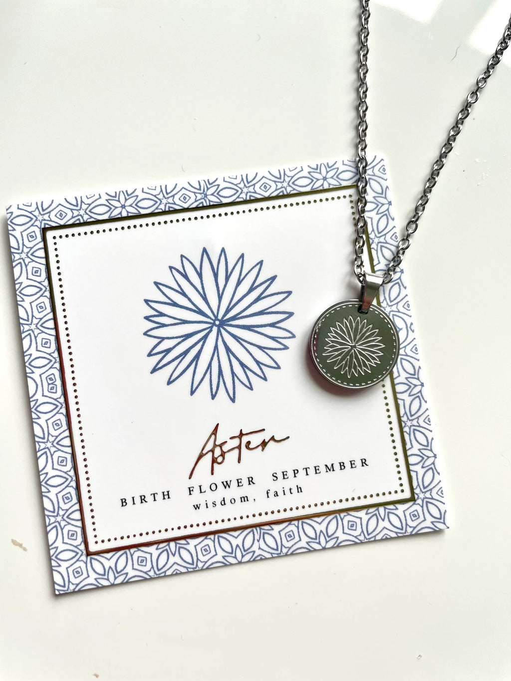 Médaillon fleur de Naissance Aster - septembre - Aux fleurs de Chloé Médaillon fleur de Naissance Aster - septembre Pendentif Pendentif