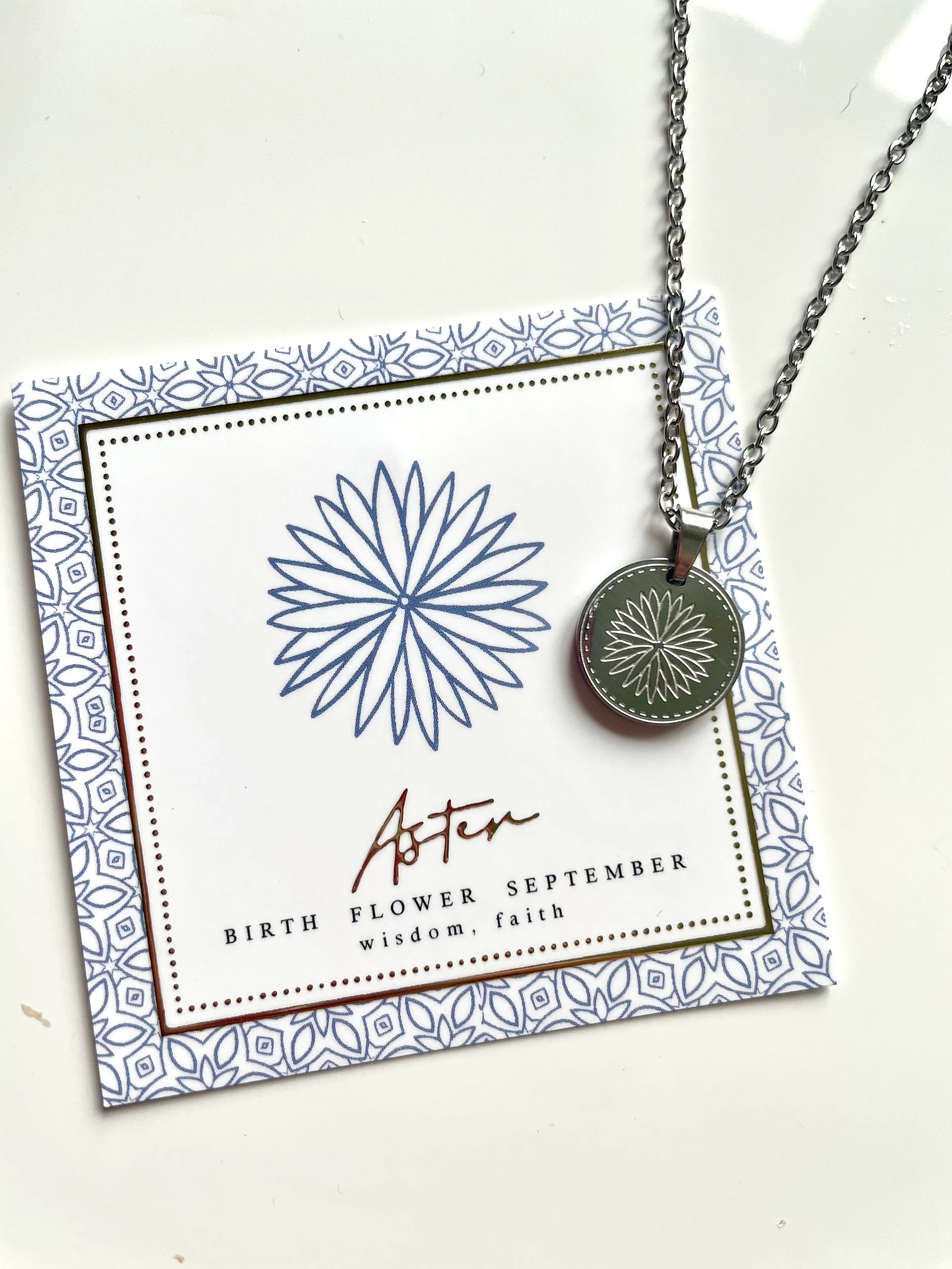 Médaillon fleur de Naissance Aster - septembre - Aux fleurs de Chloé Médaillon fleur de Naissance Aster - septembre Pendentif Pendentif