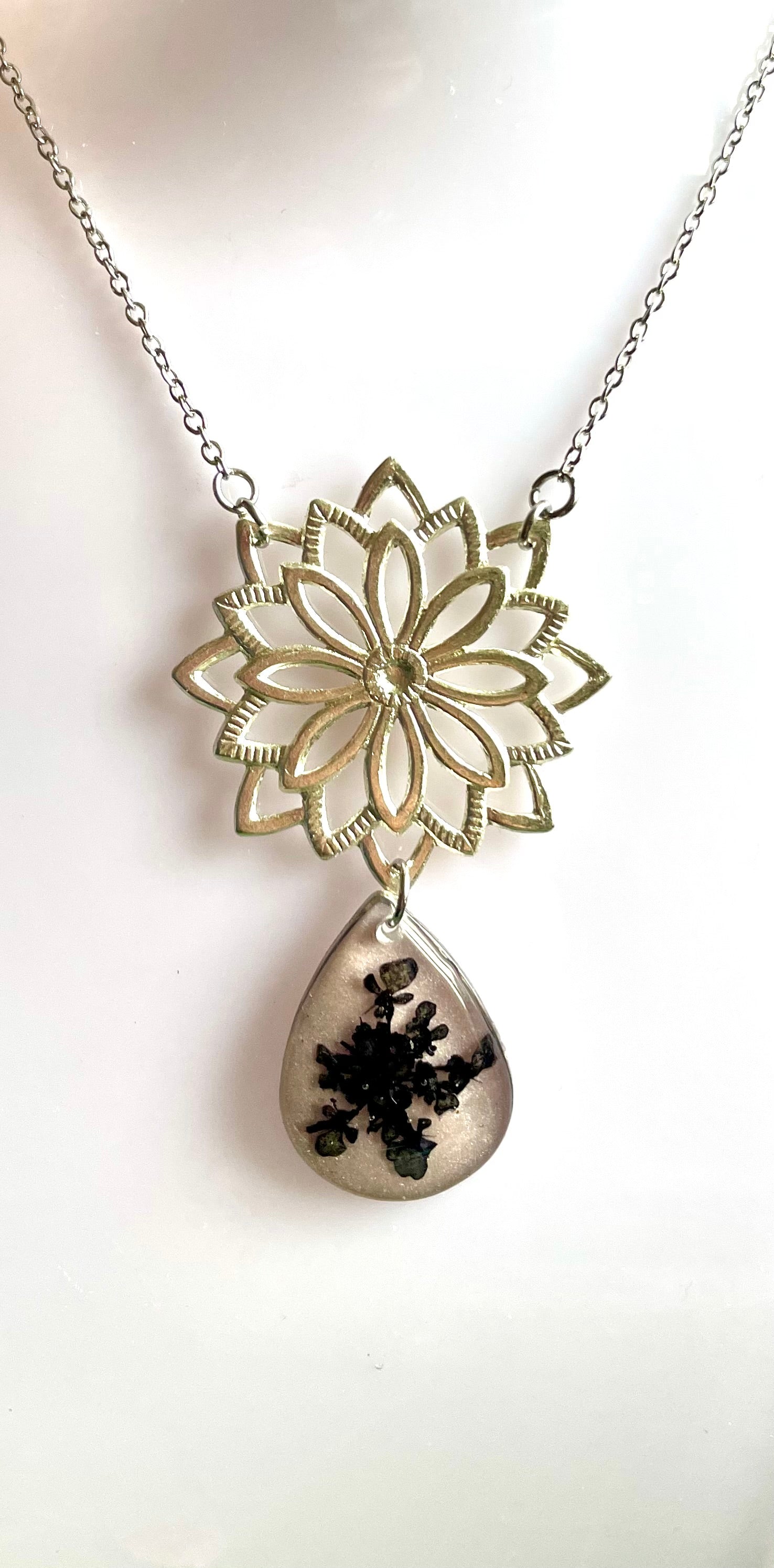 Collier fleur de carotte sauvage noire & fleur de métal - Aux fleurs de Chloé Collier fleur de carotte sauvage noire & fleur de métal Collier Collier