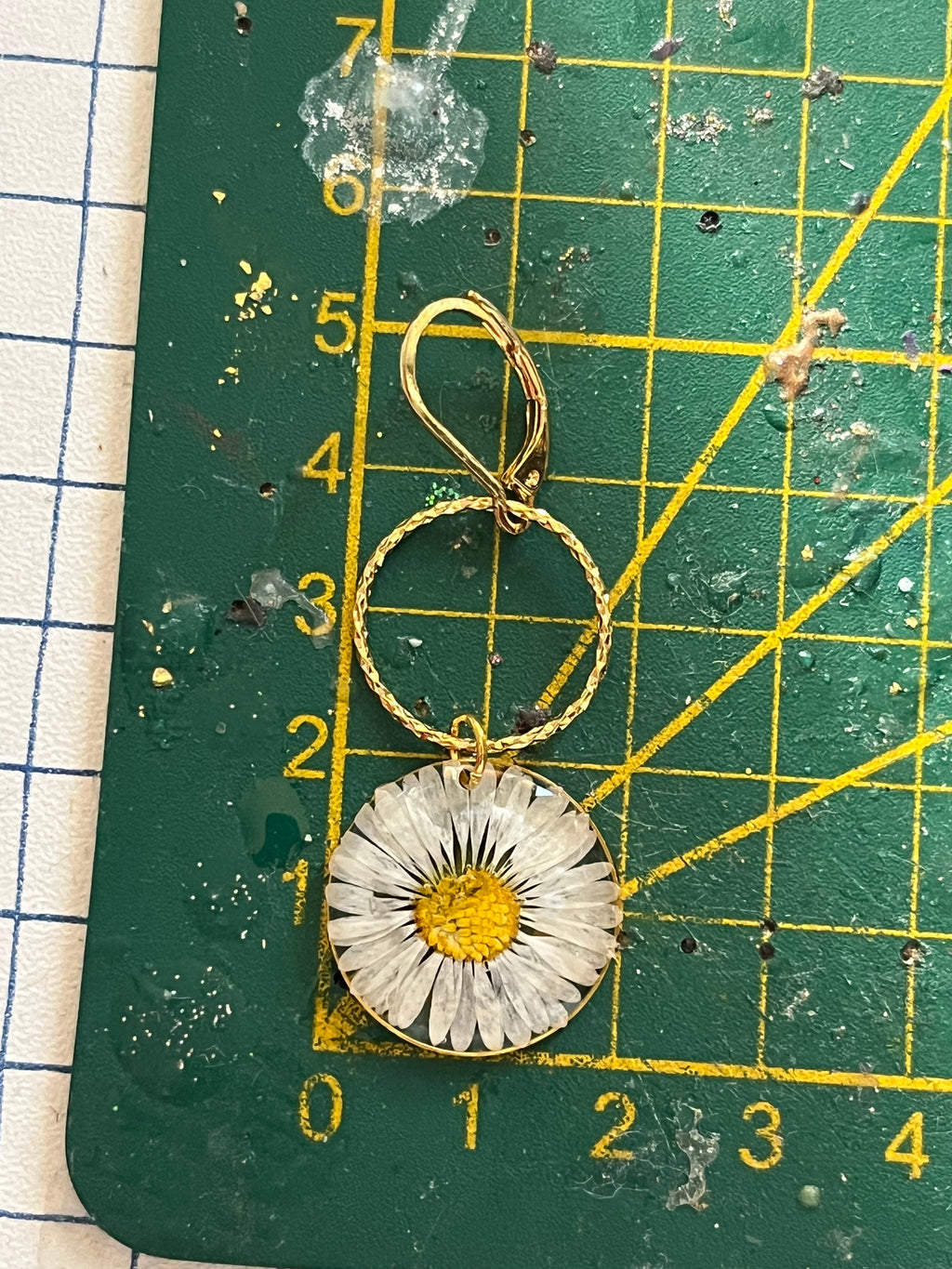Boucles d’oreilles pâquerette naturelle – Fleur véritable en résine