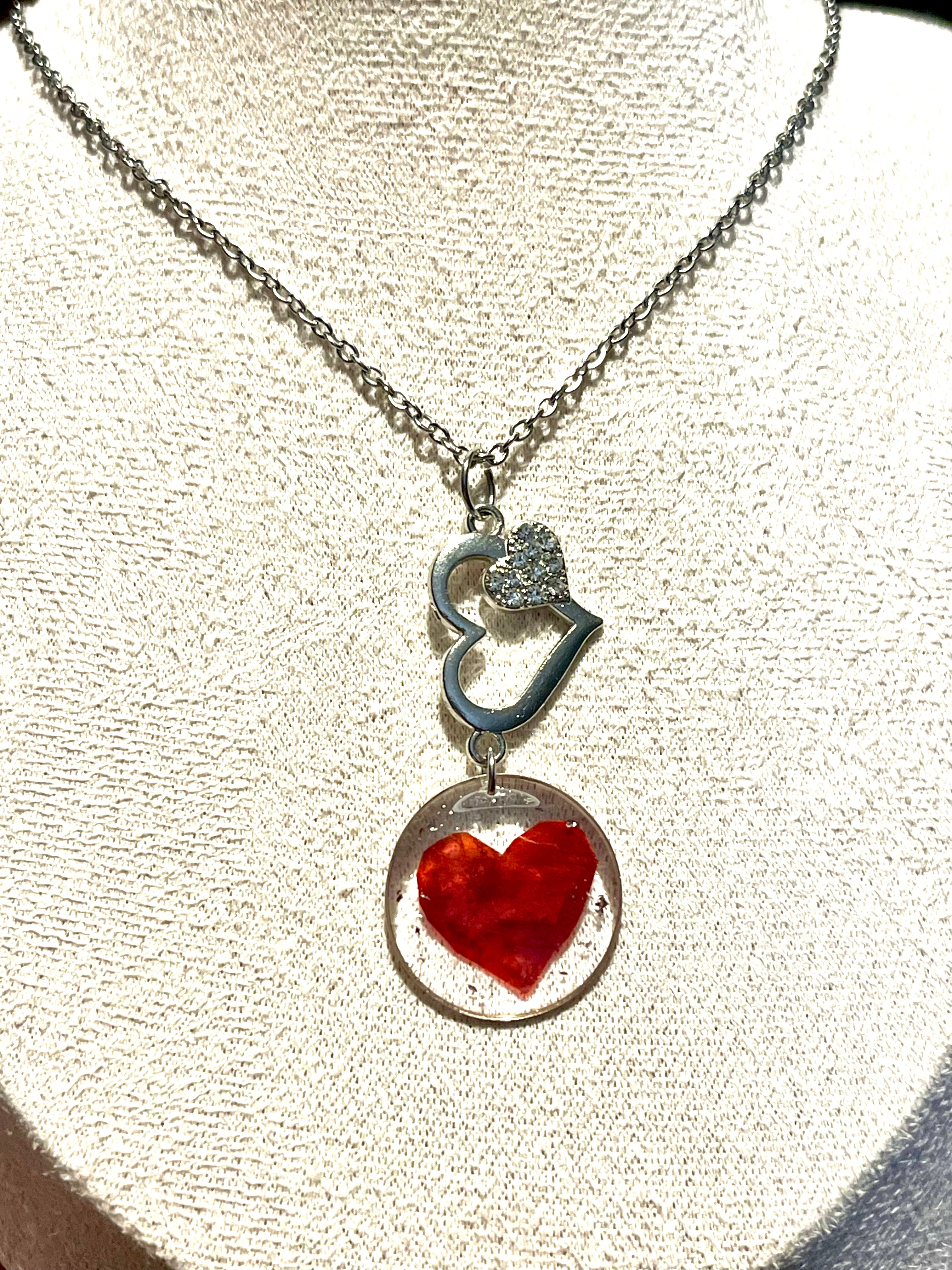 Collier Cœur – Pétale naturel de Camélia rouge en résine