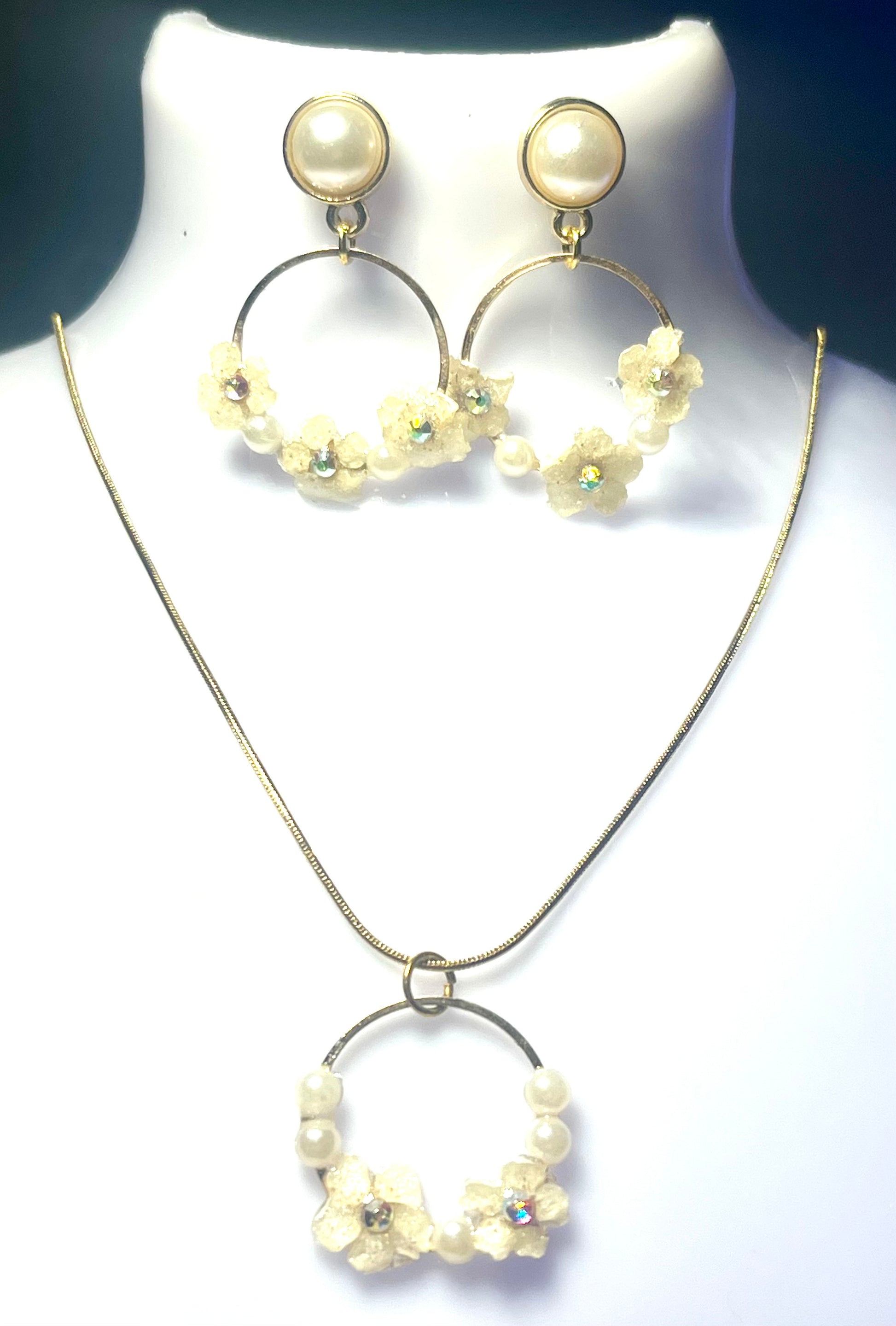 Parure de bijoux fleurs sureau & perles - Aux fleurs de Chloé Parure de bijoux fleurs sureau & perles Parure bijoux Parure bijoux