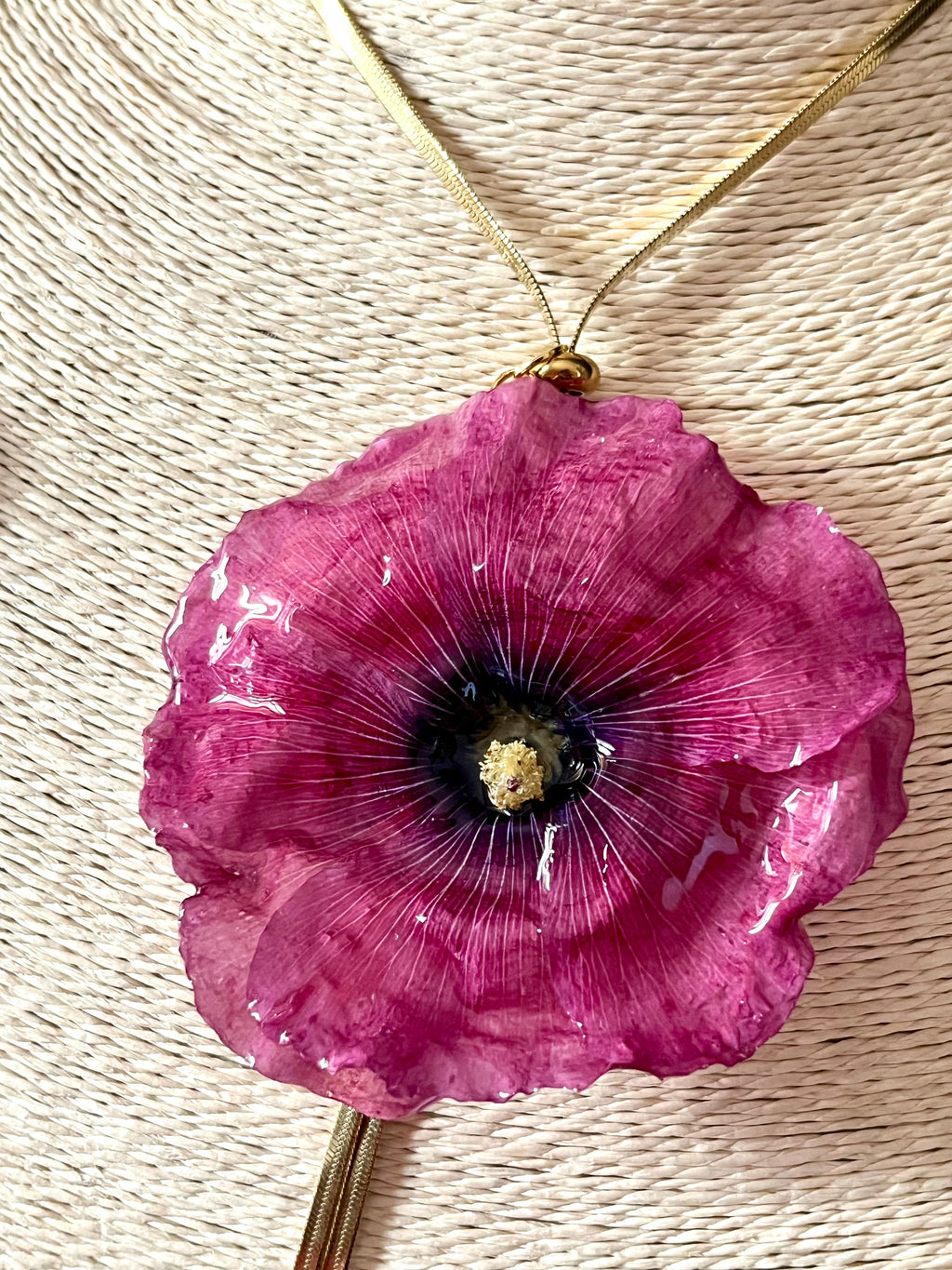 Collier « Rose Trémière Enchantée »

Un bijou floral unique, façonné avec une véritable rose trémière.