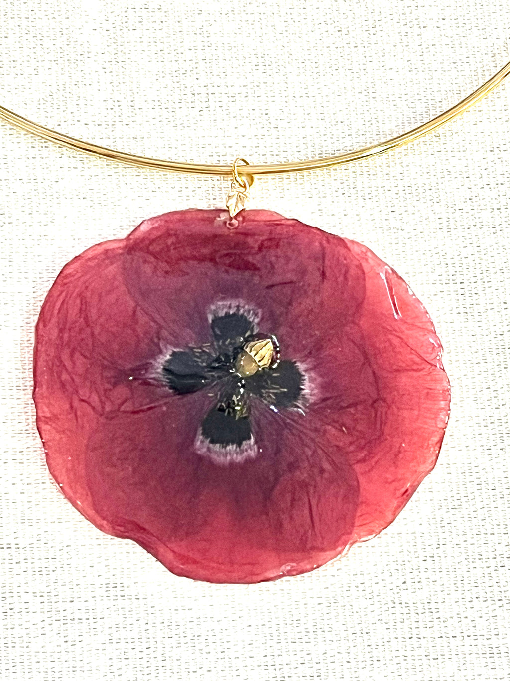 Collier torque doré – Fleur naturelle Coquelicot éternisée en résine
