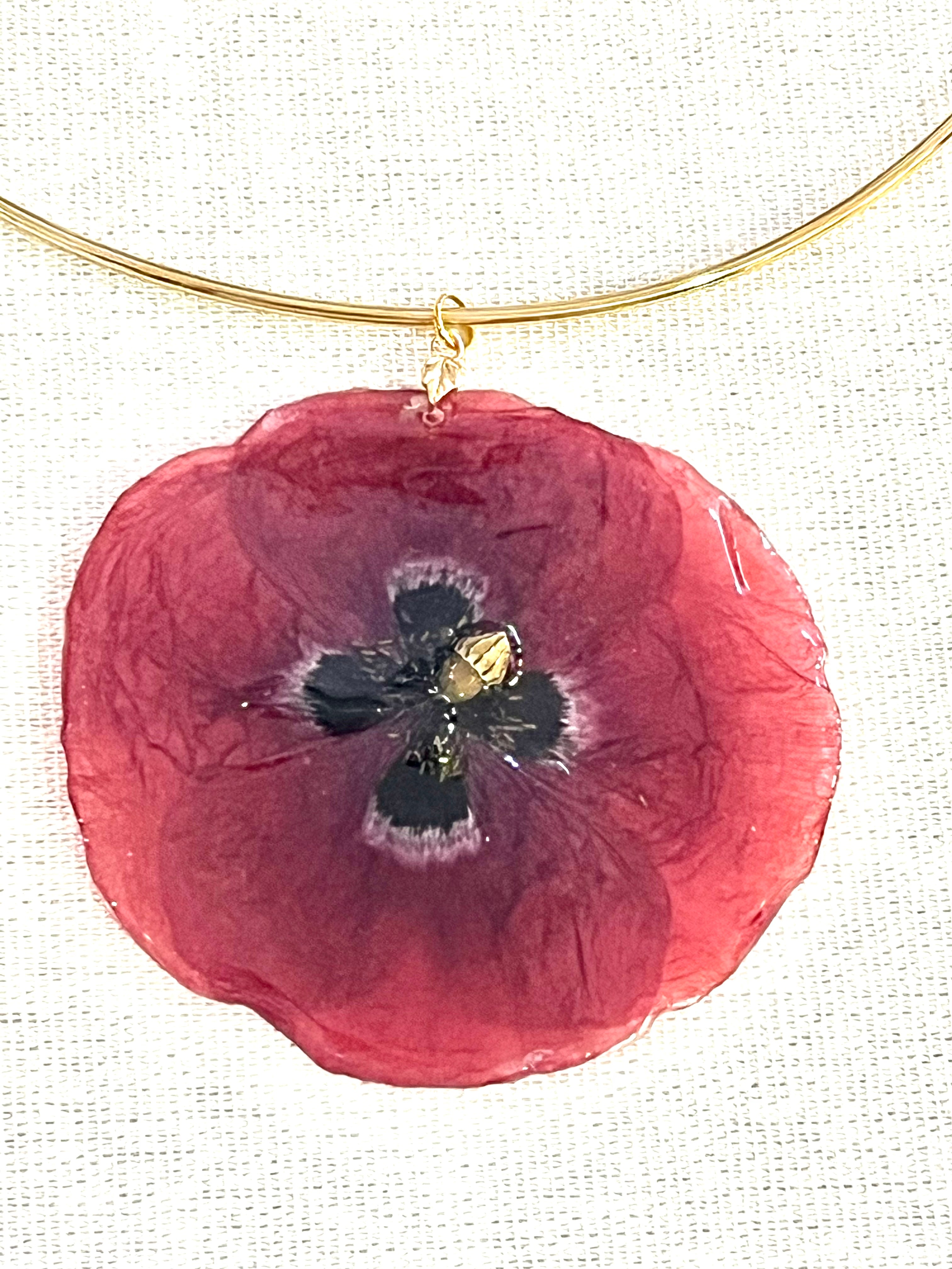 Collier torque doré – Fleur naturelle Coquelicot éternisée en résine