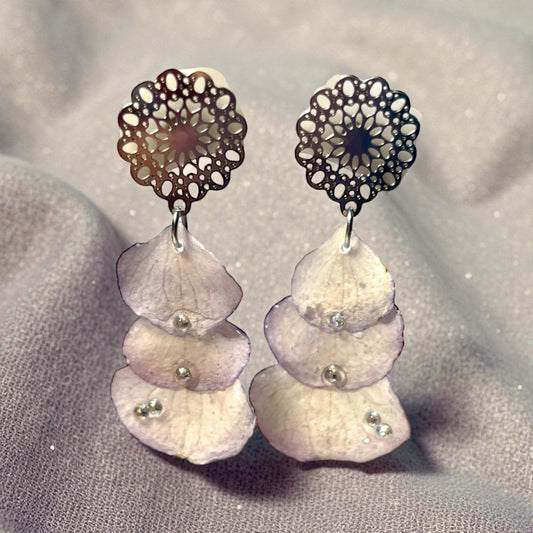 Boucles d’oreilles Pétales hortensia mauve - Aux fleurs de Chloé Boucles d’oreilles Pétales hortensia mauve Boucles d’oreilles Boucles d’oreilles