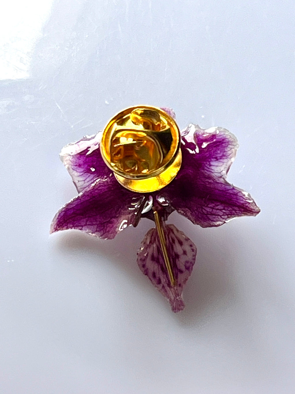 🌸 Pin’s Mini Orchidée Naturelle – Bijou Floral Unique