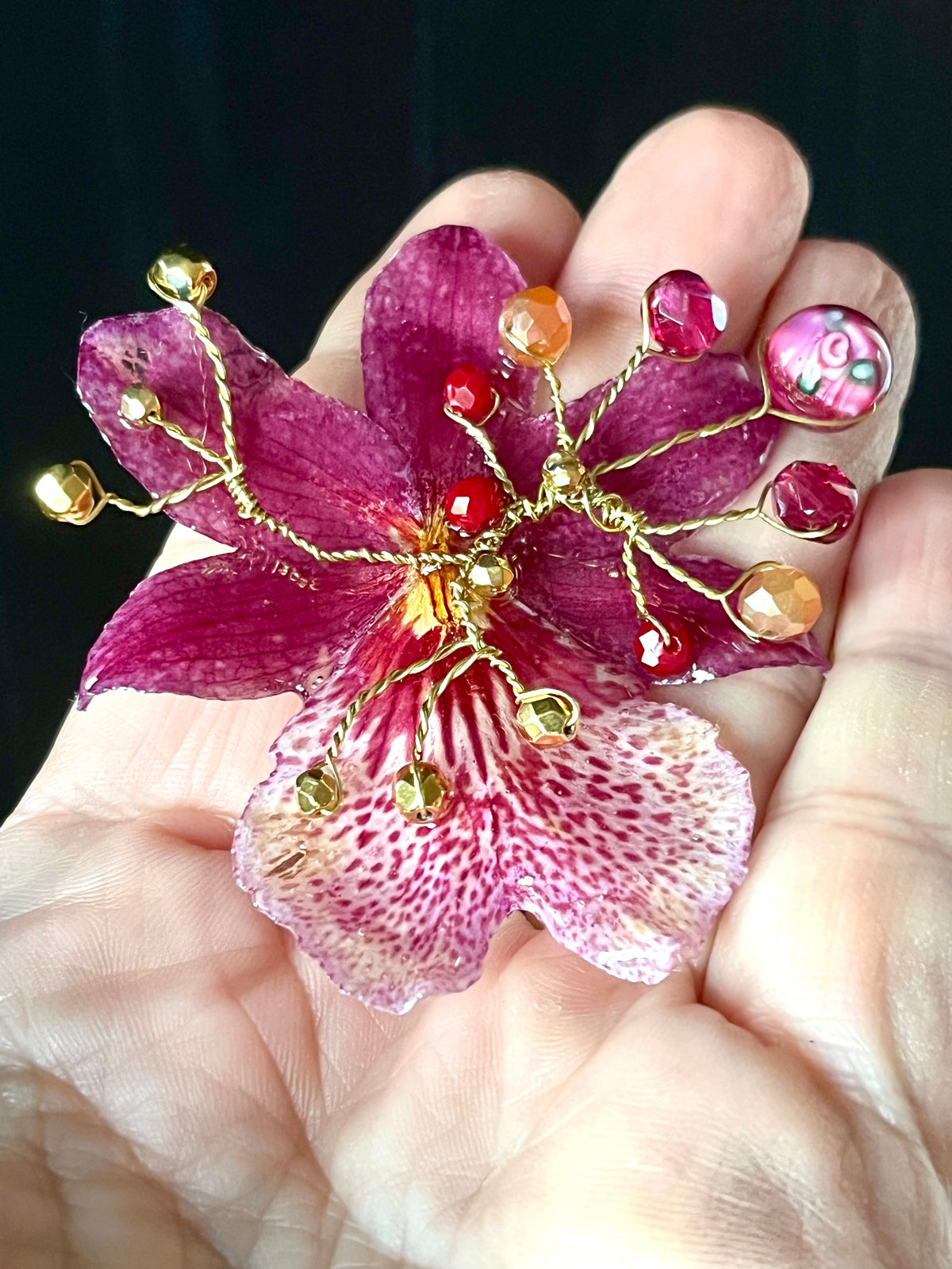 Broche Orchidée Précieuse – Fleur naturelle et détails dorés