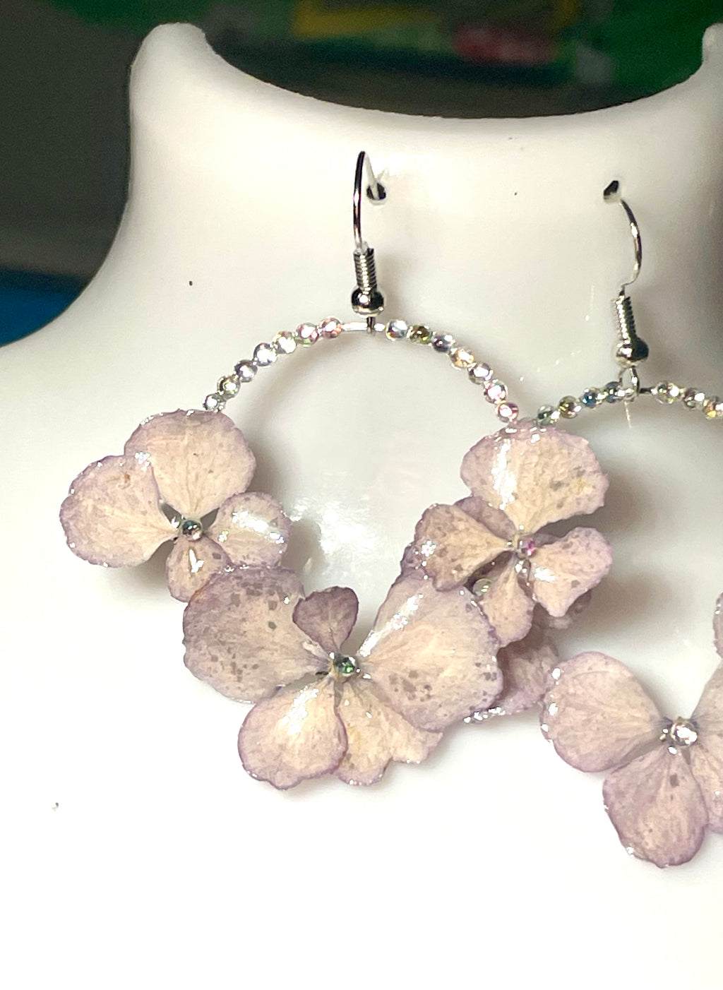 Boucles d’oreilles Hortensias mauves & strass - Aux fleurs de Chloé Boucles d’oreilles Hortensias mauves & strass Boucles d’oreilles Boucles d’oreilles
