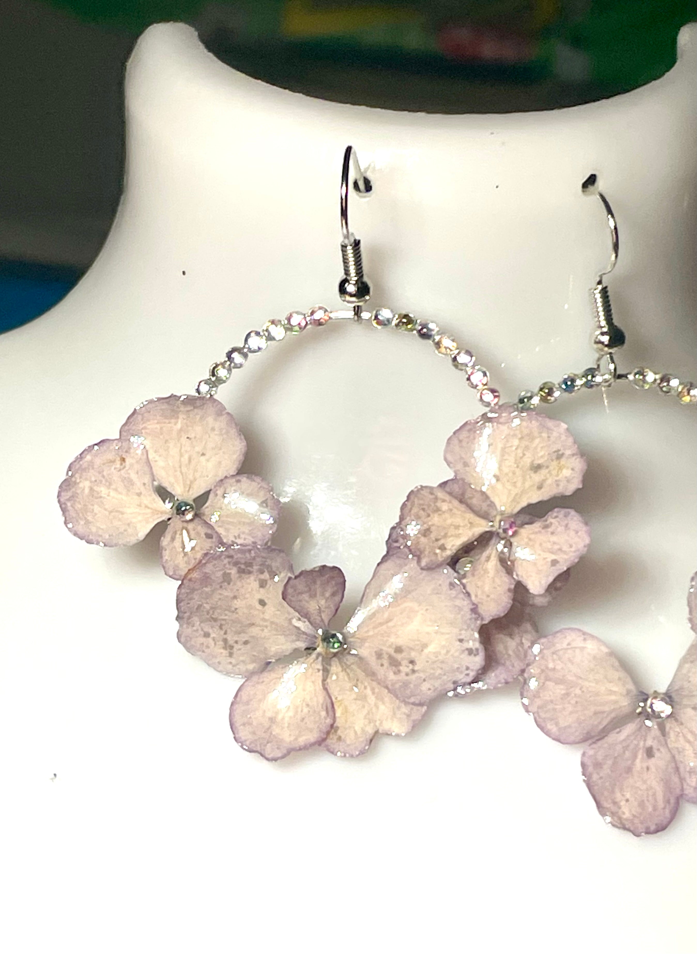 Boucles d’oreilles Hortensias mauves & strass - Aux fleurs de Chloé Boucles d’oreilles Hortensias mauves & strass Boucles d’oreilles Boucles d’oreilles