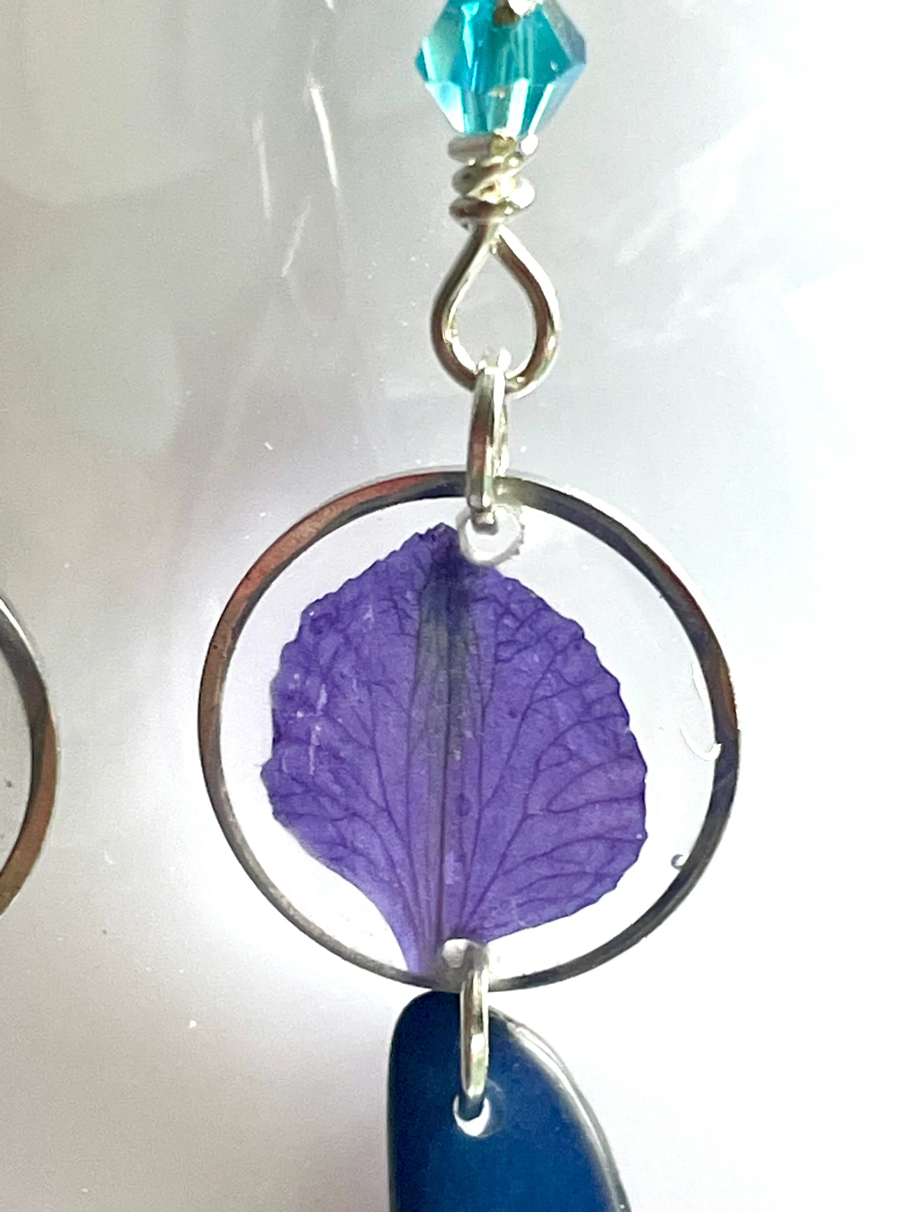 Boucles d’oreilles ivoire végétal bleu et pétale de pied d’alouette - Aux fleurs de Chloé Boucles d’oreilles ivoire végétal bleu et pétale de pied d’alouette Boucles d’oreilles Boucles d’oreilles