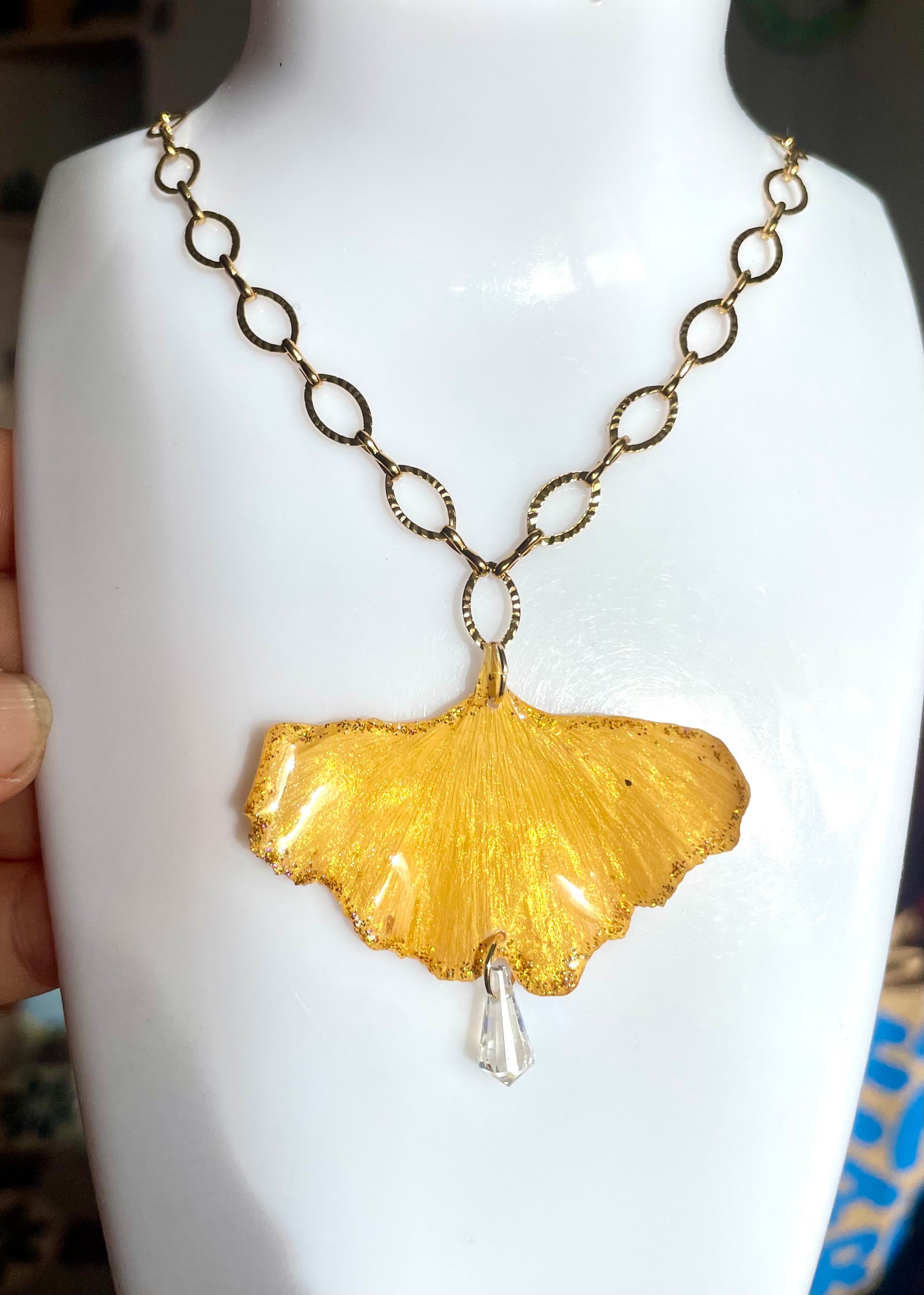 Collier feuille de Ginkgo & goutte Swarovski - Aux fleurs de Chloé Collier feuille de Ginkgo & goutte Swarovski Collier Collier