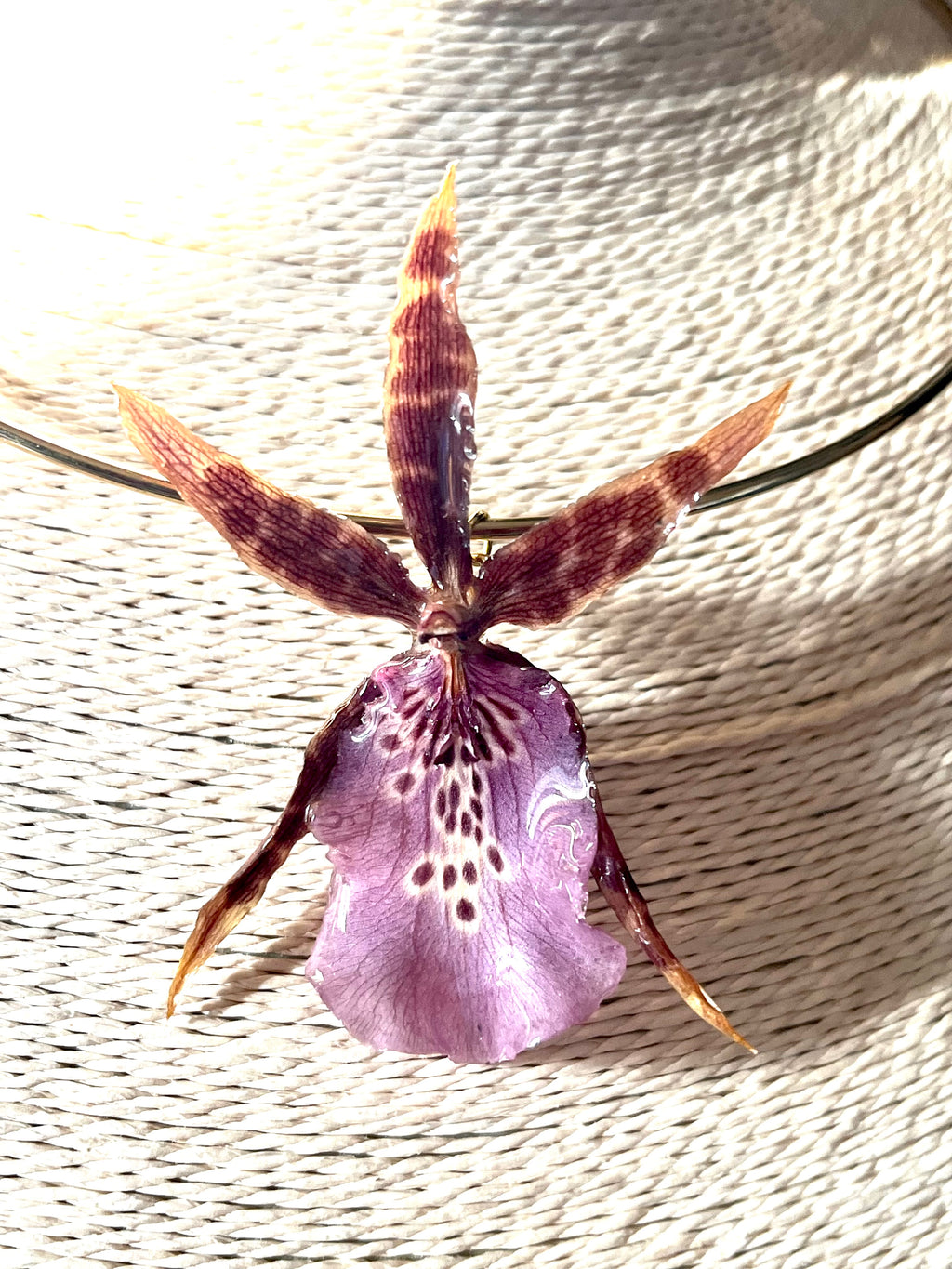 Collier Orchidée Araignée Éternelle – Fleur naturelle résinée
