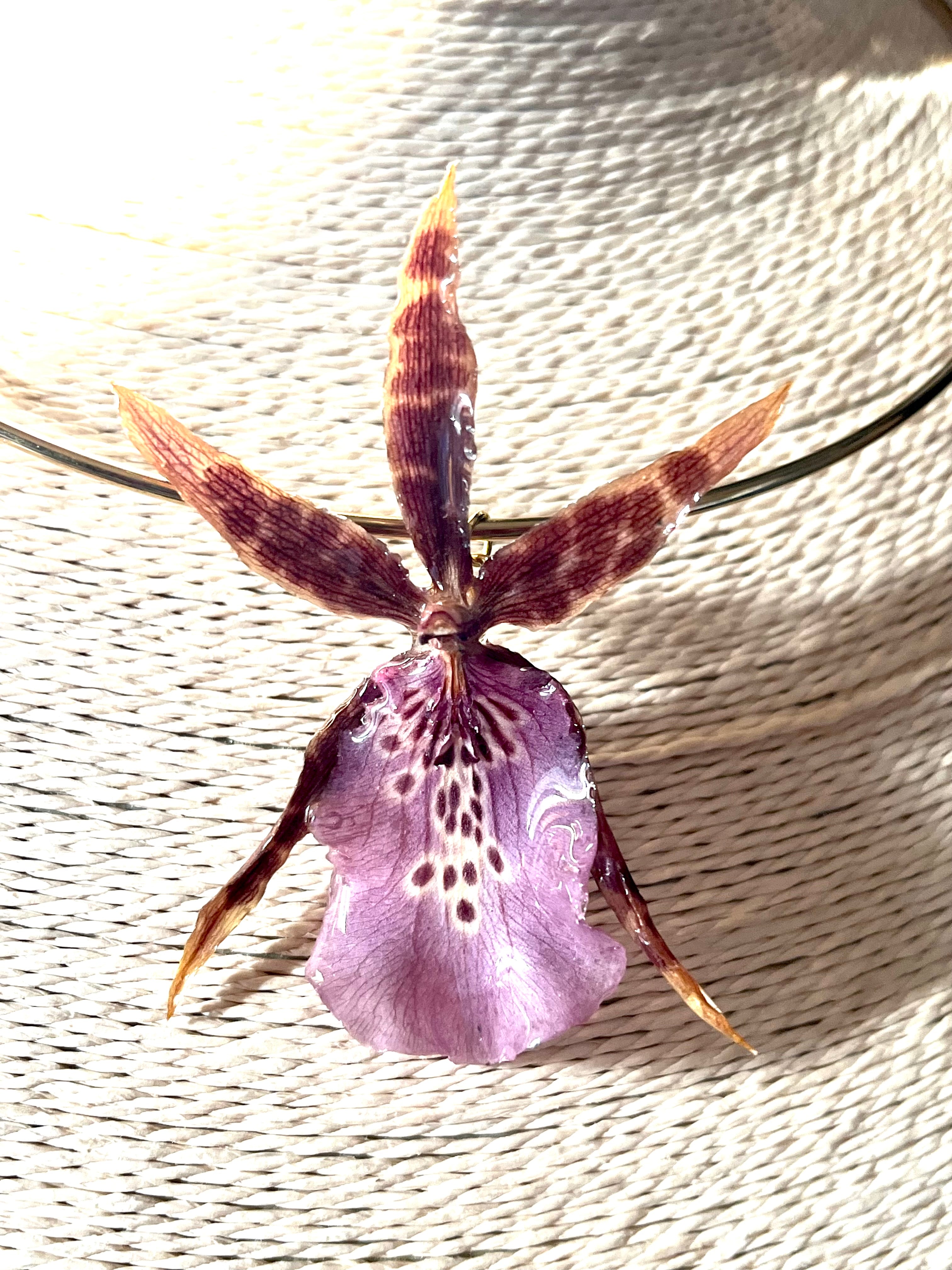 Collier Orchidée Araignée Éternelle – Fleur naturelle résinée