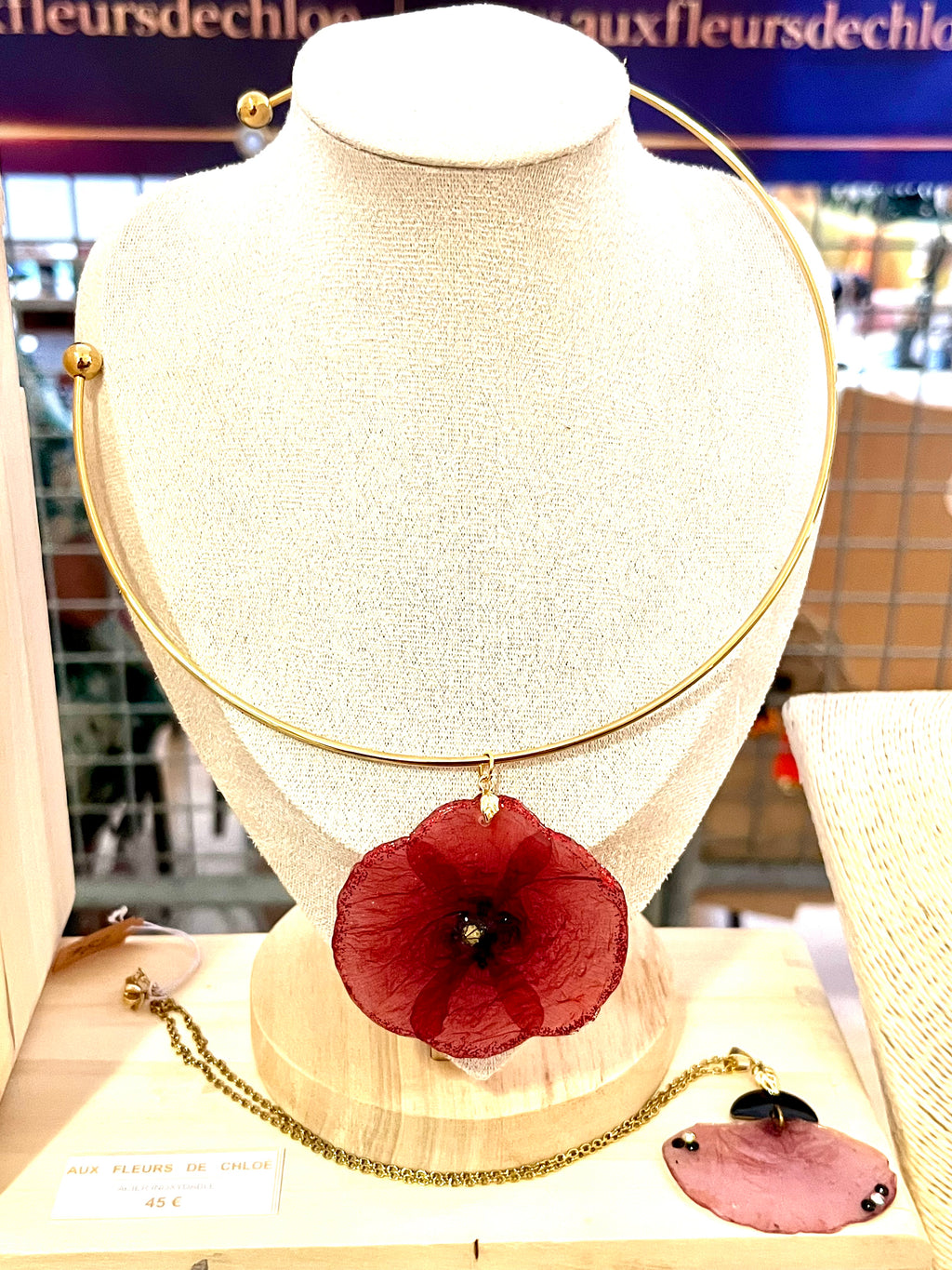 Collier torque doré – Fleur naturelle Coquelicot éternisée en résine