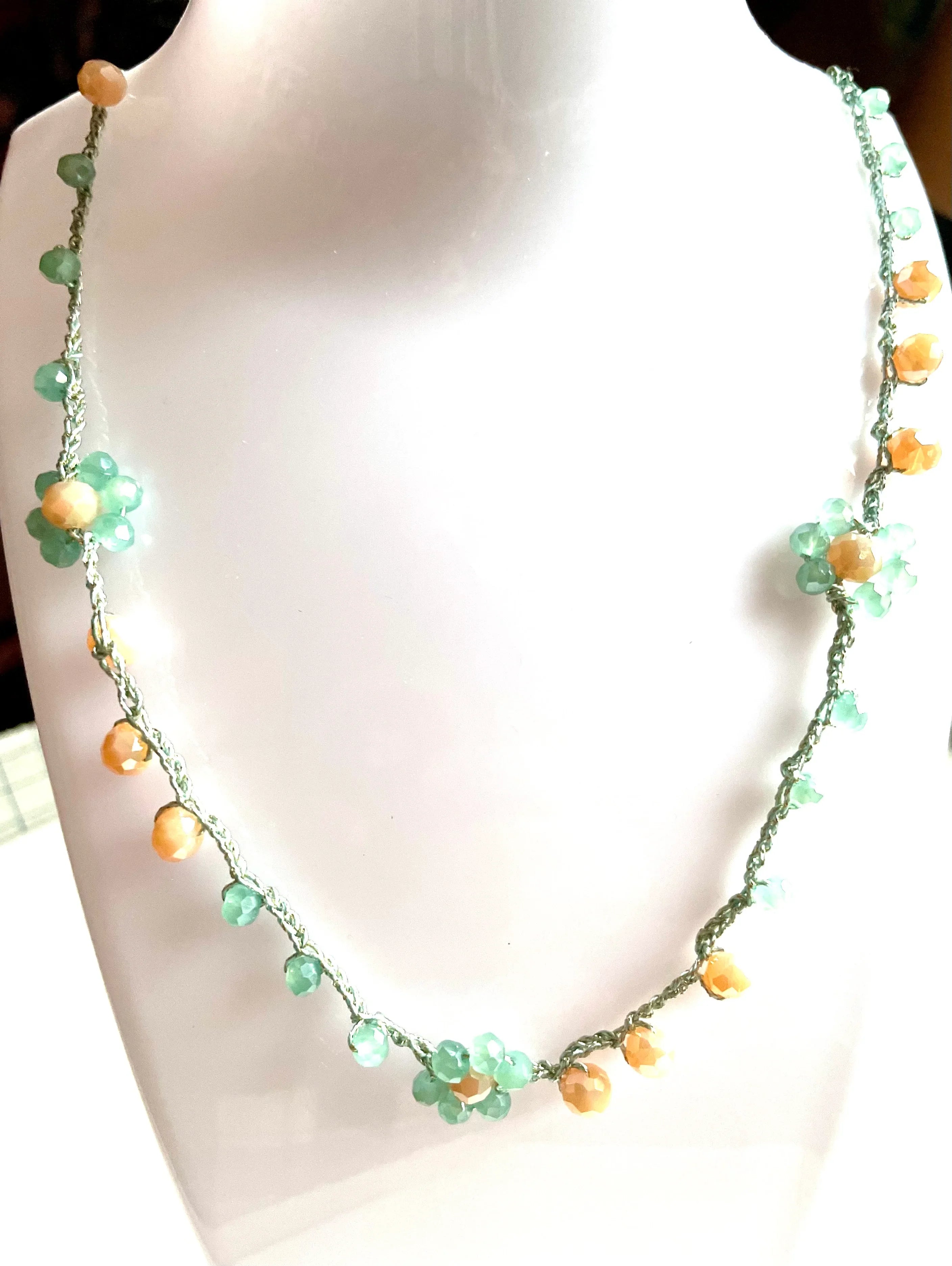Collier fleurs de perles de verre tchèque abricot et vert d’eau - Aux fleurs de Chloé Collier fleurs de perles de verre tchèque abricot et vert d’eau Collier Collier